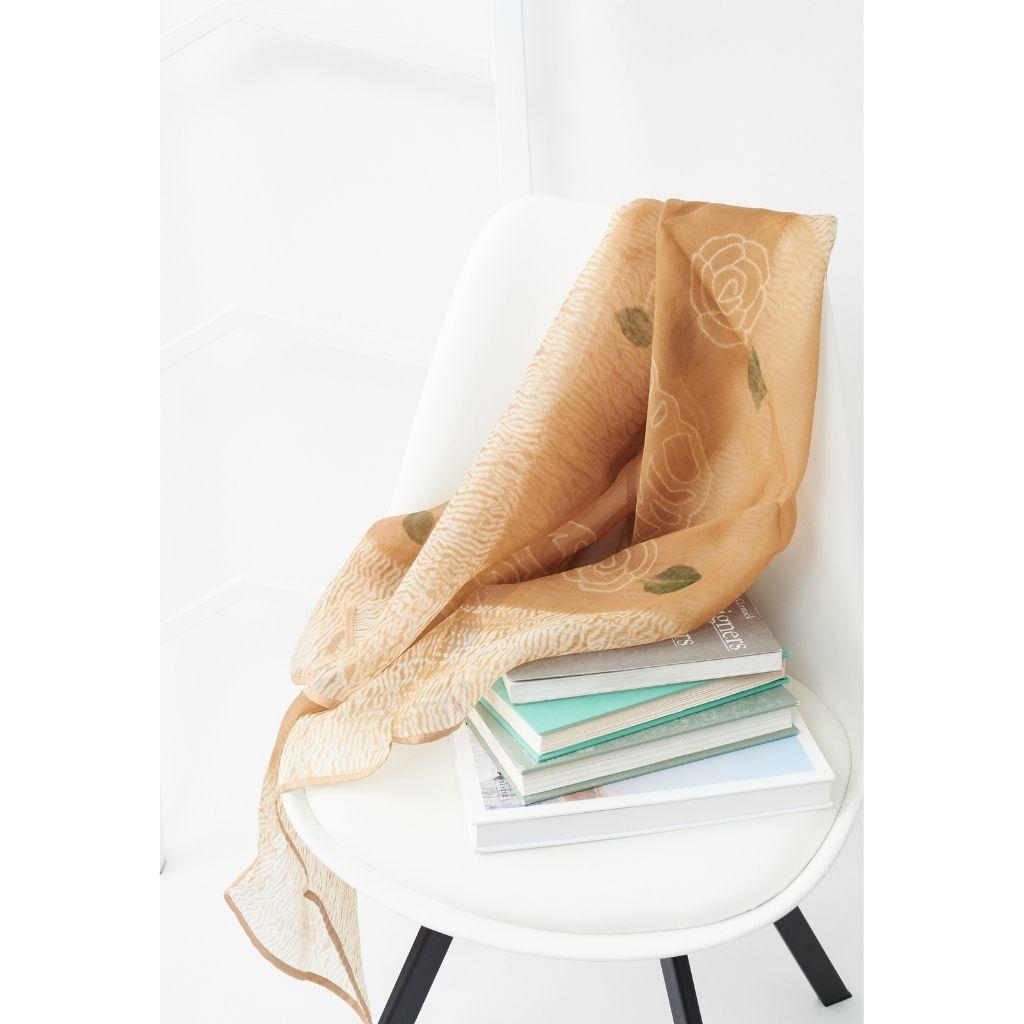 Quadratischer Schal aus Seidenorganza mit handbemalter Shibori-Grünnuss  im Angebot 6