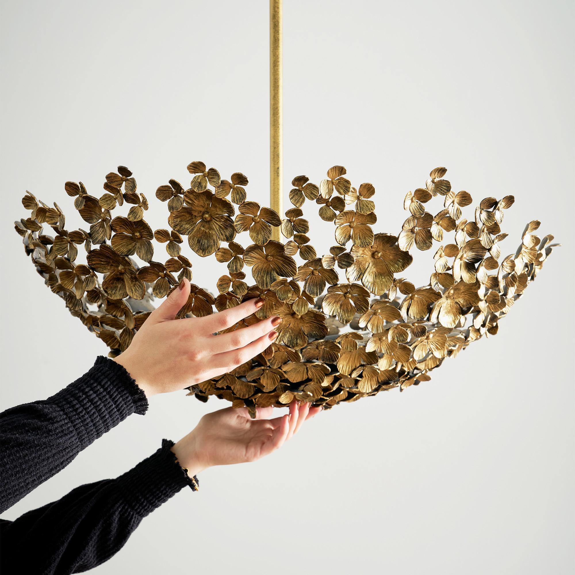 XXI secolo e contemporaneo Lampadina per piatti floreale Primrose Garden in argento invecchiato in vendita