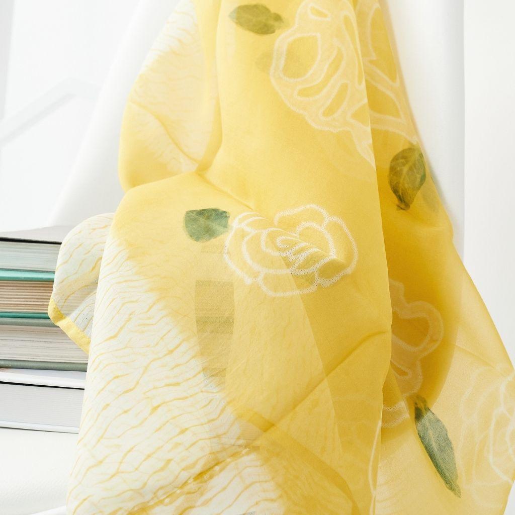 Quadratischer Schal aus Seidenorganza mit handbemaltem Shibori-Turmalin in Primrose im Angebot 8