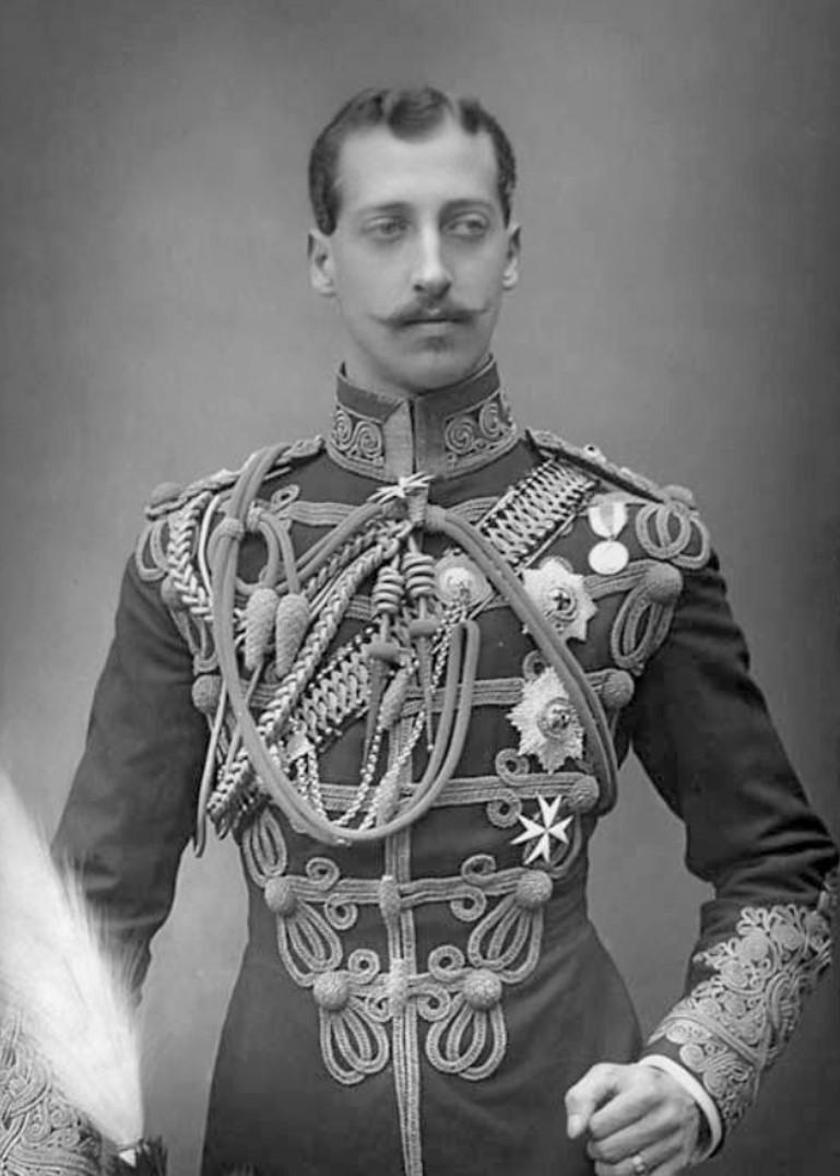 Eine garantiert echte Strähne aus dem Haar von Prinz Albert Victor.

Prinz Albert Victor, Herzog von Clarence und Avondale (1864-1892) war der Enkel der amtierenden Monarchin Königin Victoria und der zweite in der britischen Thronfolge.

Mit seinem