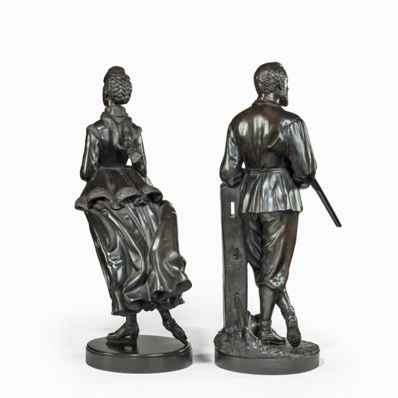 Diese Bronzefiguren zeigen Edward, Prince of Wales, in lässiger Pose, ein Bein über dem anderen gekreuzt, eine Zigarre in der linken Hand, den Hut zu seinen Füßen und ein Gewehr über dem rechten Arm gehängt. Die elegante Prinzessin von Wales ist auf