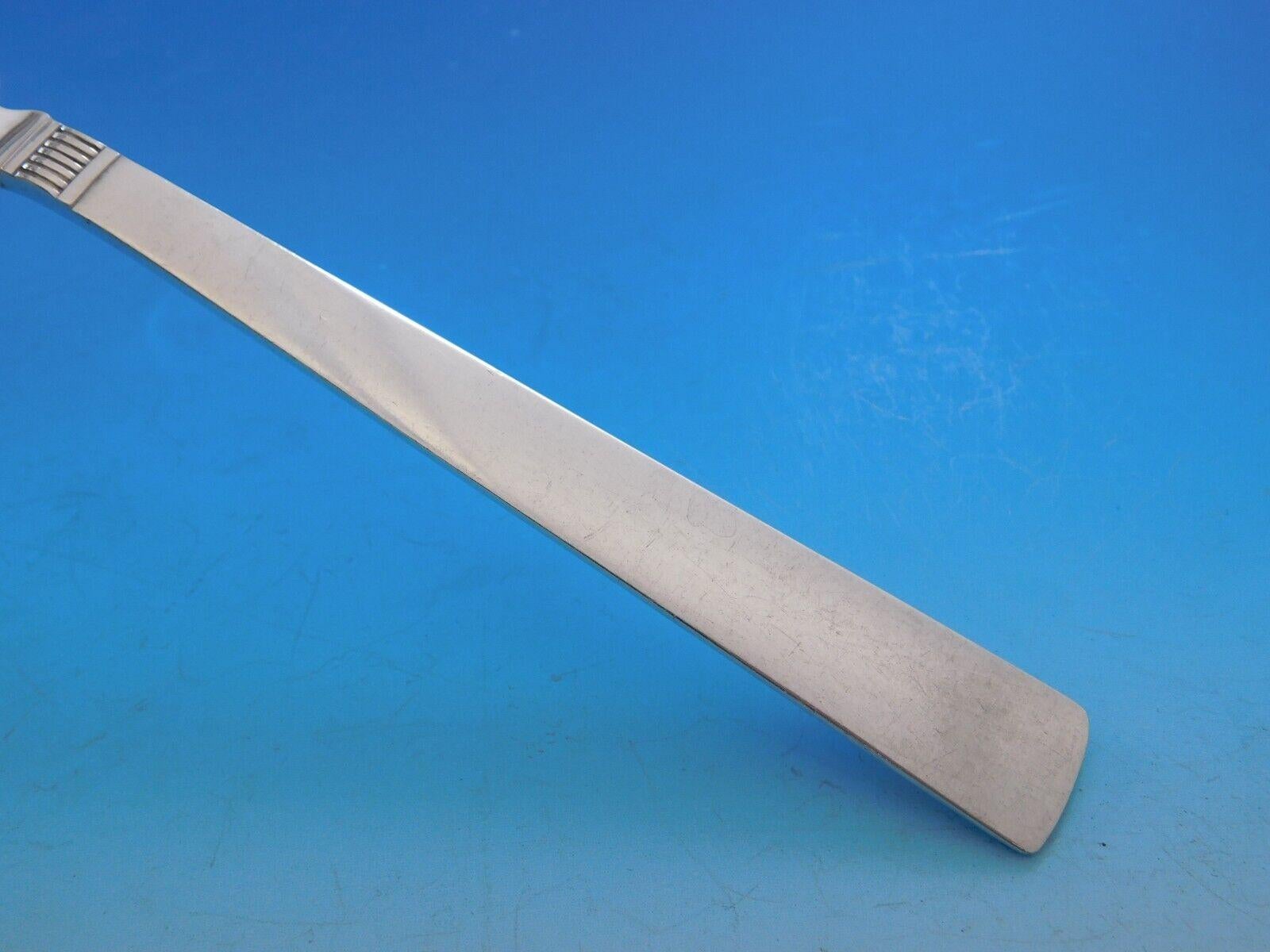 Juego de cubiertos de plata de ley Tamaño Cena Príncipe Harald de Marthinsen (Noruega) - 74 piezas. Este juego incluye:

12 Cuchillos de mesa, 9 1/2
12 tenedores de cena, 7 5/8
12 Tenedores de Ensalada, 7
12 cucharillas, 6
12 Cucharas soperas