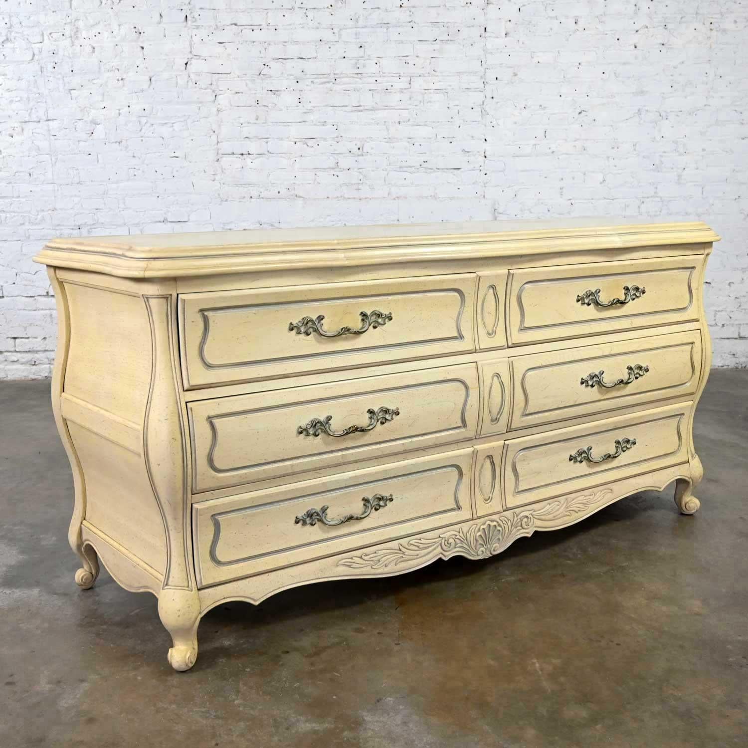 Commode crédence Prince Howard French Provincial Hollywood Regency Antique White en vente 3