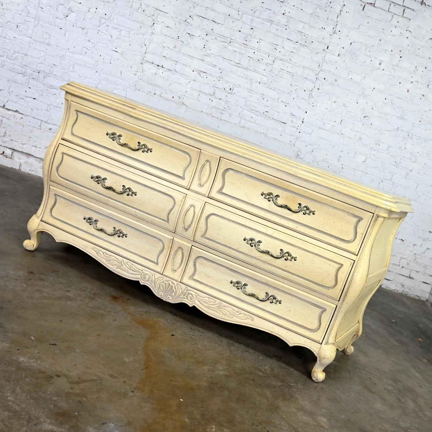 Américain Commode crédence Prince Howard French Provincial Hollywood Regency Antique White en vente