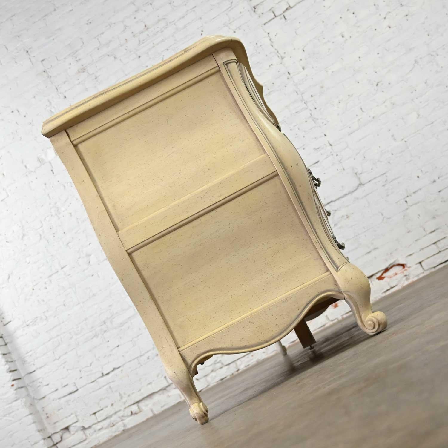 Commode crédence Prince Howard French Provincial Hollywood Regency Antique White en vente 1