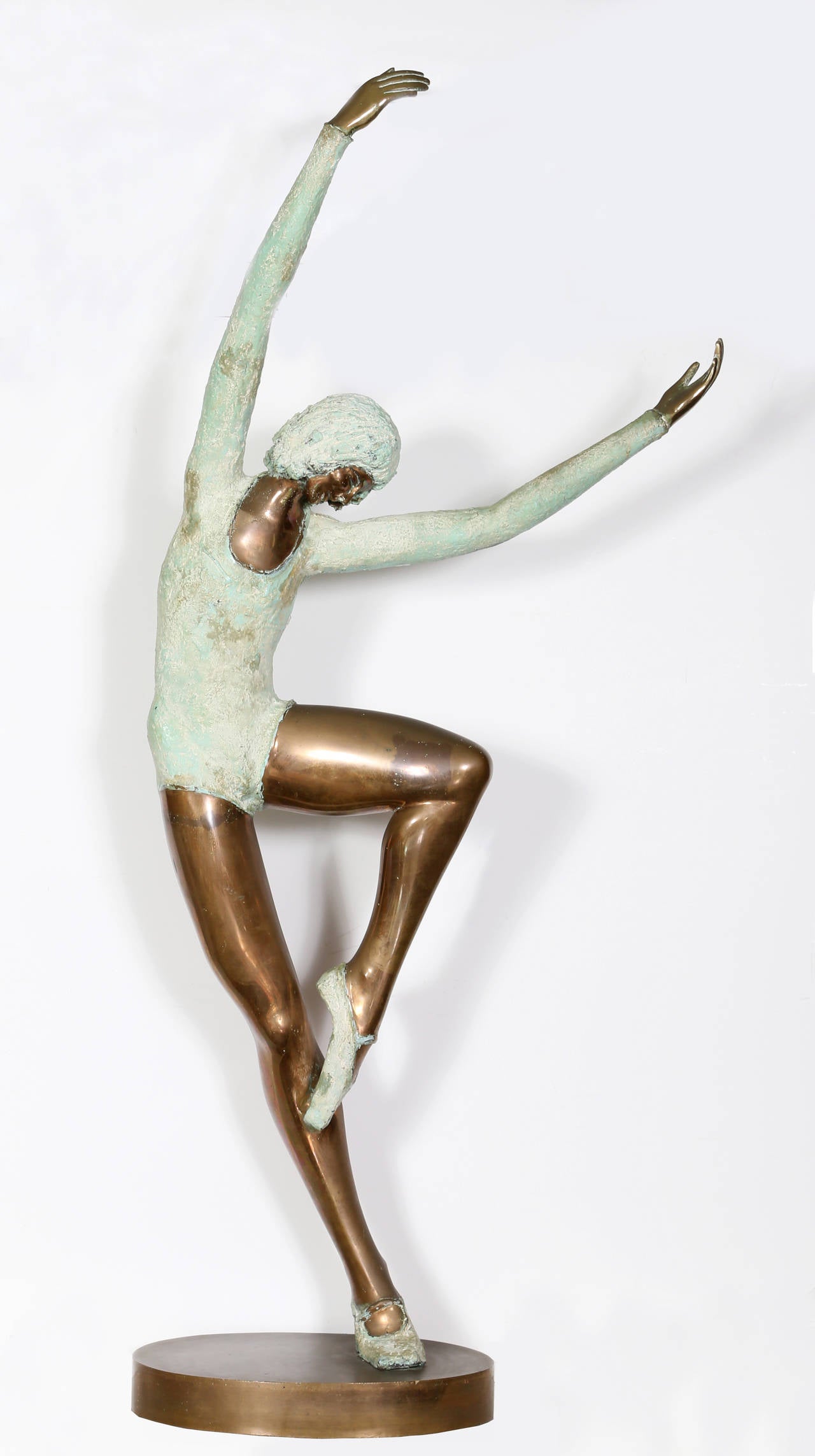 Künstler: Prinz Monyo Simon Mihailescu-Nasturel, Rumäne
Titel: Ballerina Tänzerin
Medium: Bronzeskulptur, Signatur und Nummer eingraviert
Ausgabe: 1/7
Größe: 55 x 21 x 10,5 Zoll (139,7 x 53,34 x 26,67 cm)
