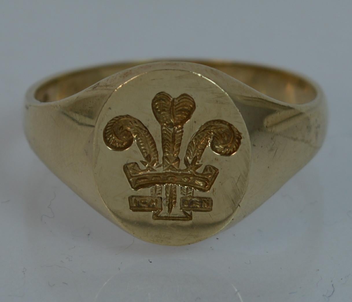 Prince of Wales Feather Intaglio 9 Carat Gold Men's or Ladies Signet Ring In Excellent Condition In St Helens, GB