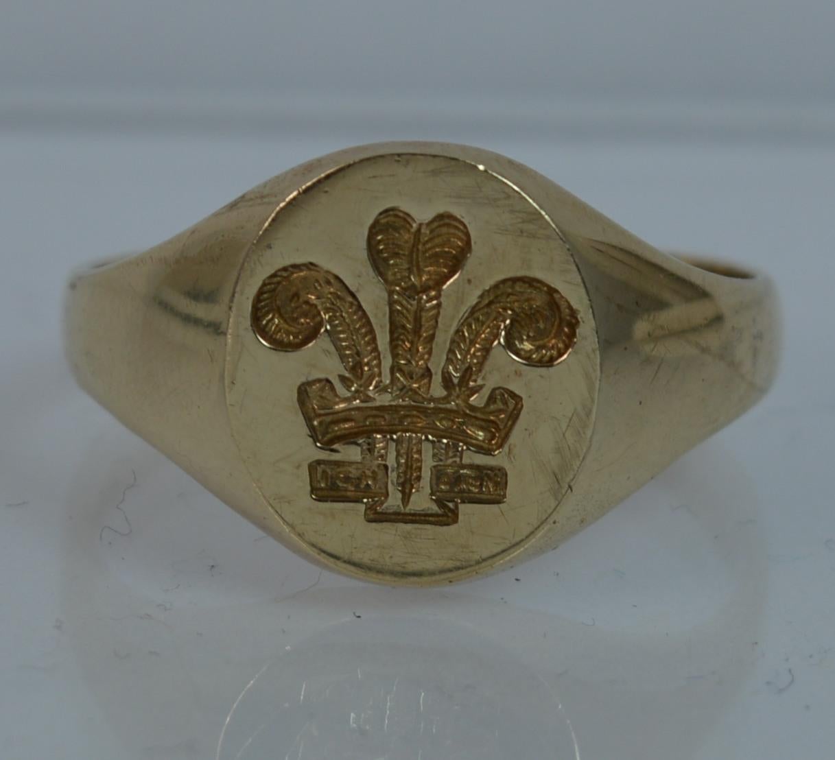 Women's or Men's Prince of Wales Feather Intaglio 9 Carat Gold Men's or Ladies Signet Ring