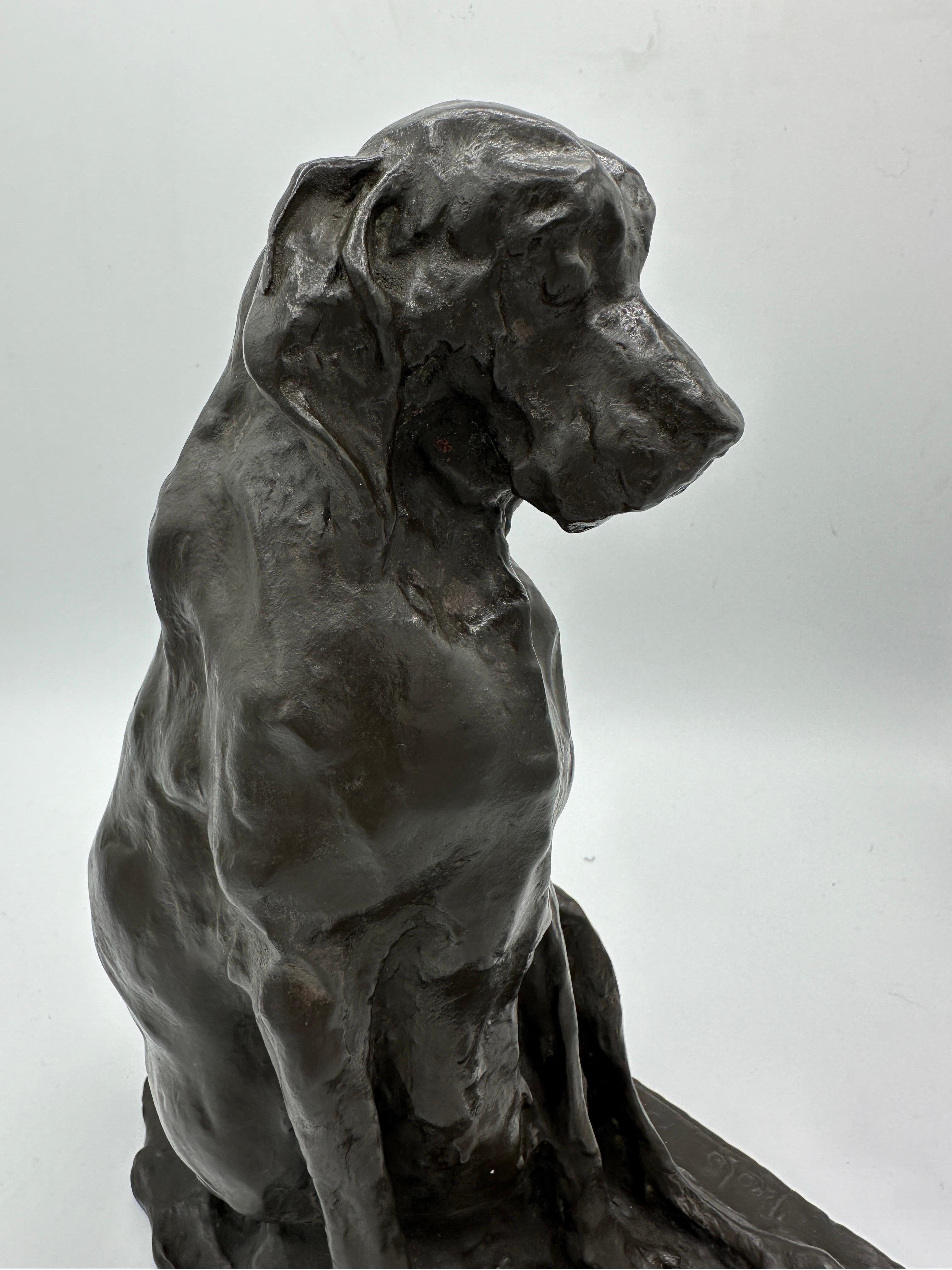 Figurine animalière en bronze de la fin du XIXe siècle représentant un chien courant assis - Sculpture de Prince Paul Troubetzkoy