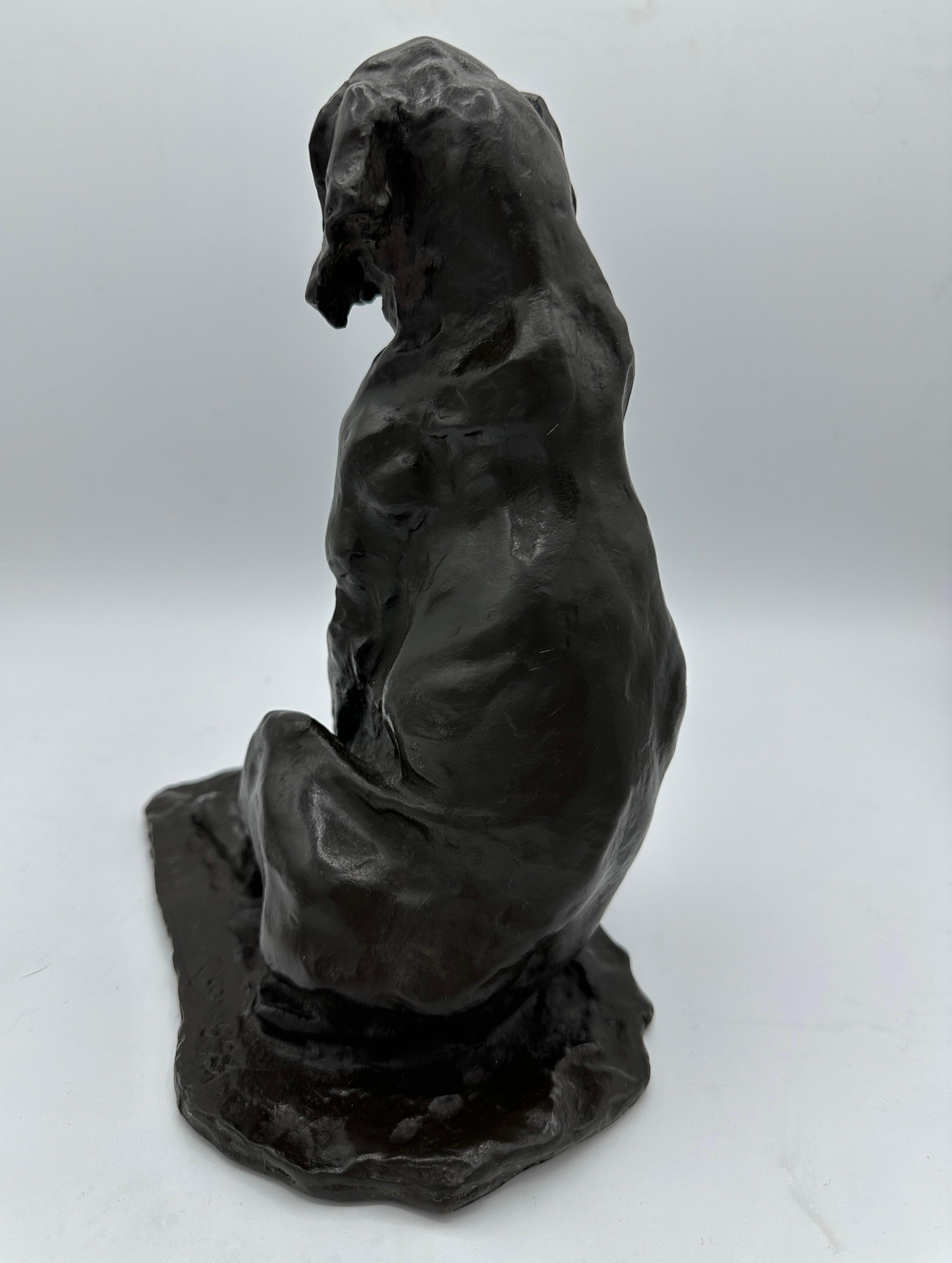 Figurine animalière en bronze de la fin du XIXe siècle représentant un chien courant assis - Naturalisme Sculpture par Prince Paul Troubetzkoy