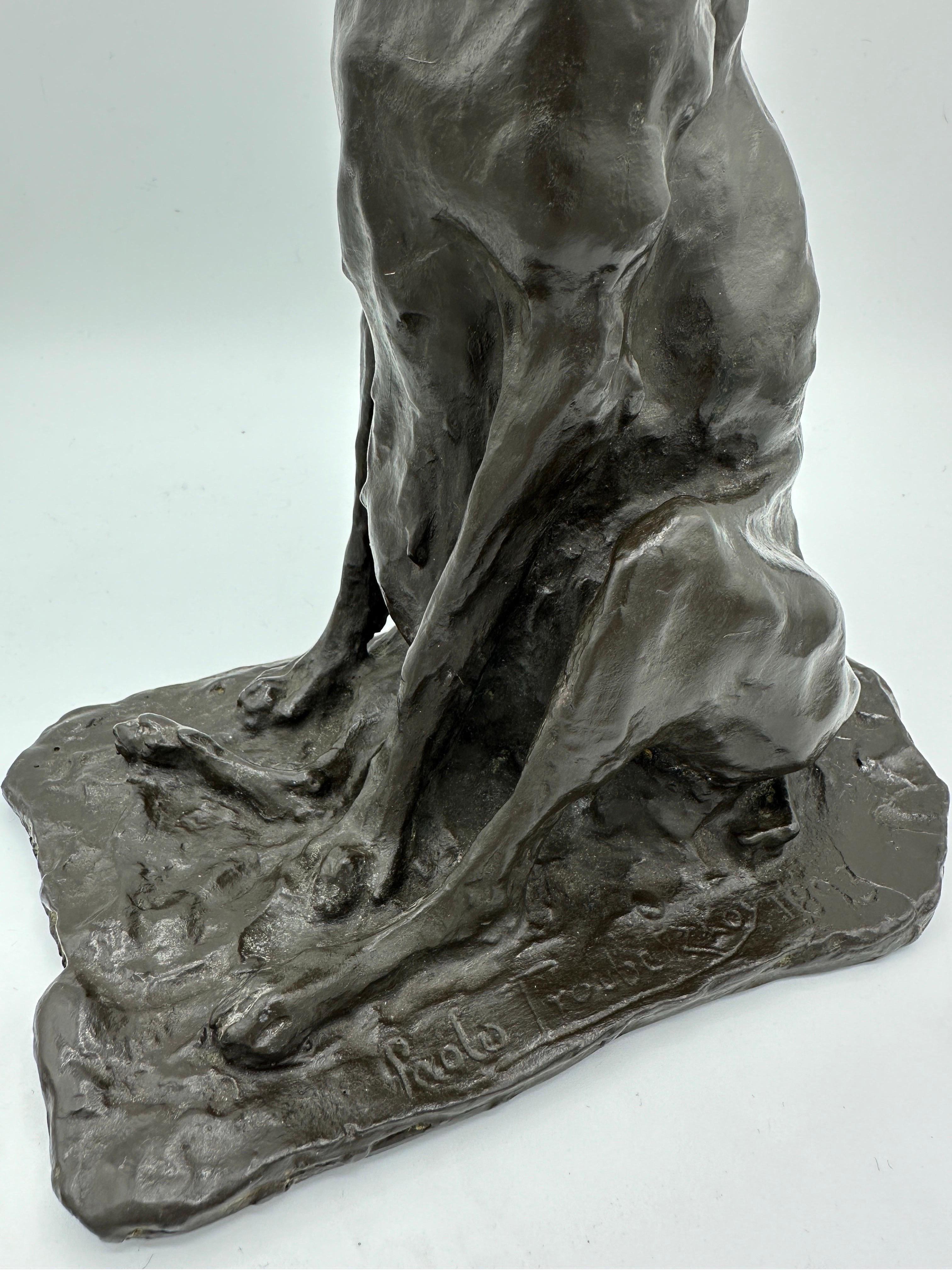 Bronze de la fin du XIXe siècle représentant un chien de chasse, assis sur une base naturaliste, d'après le prince Paul Troubetzkoy. Incisé à la base 