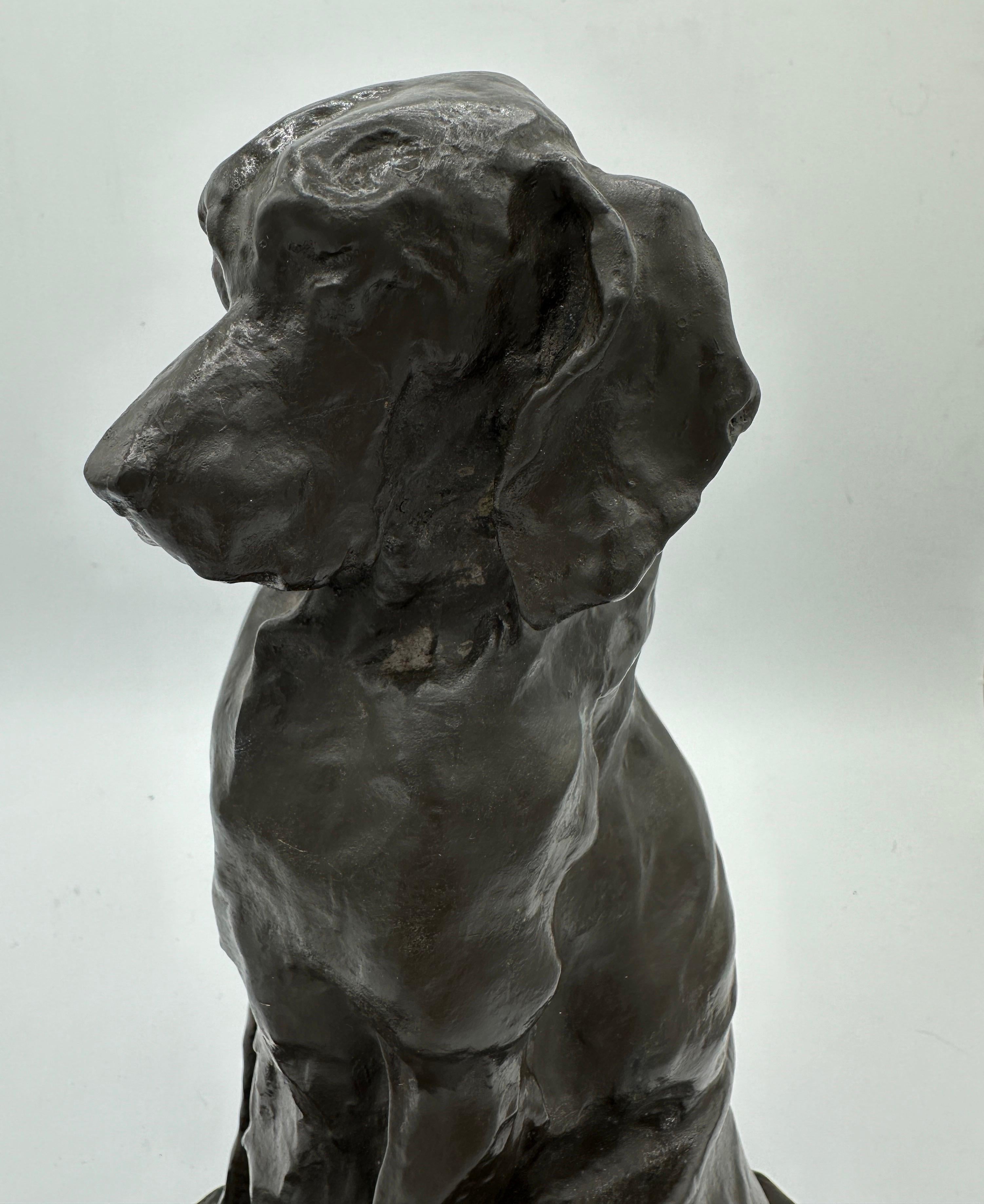 Figurine animalière en bronze de la fin du XIXe siècle représentant un chien courant assis en vente 1