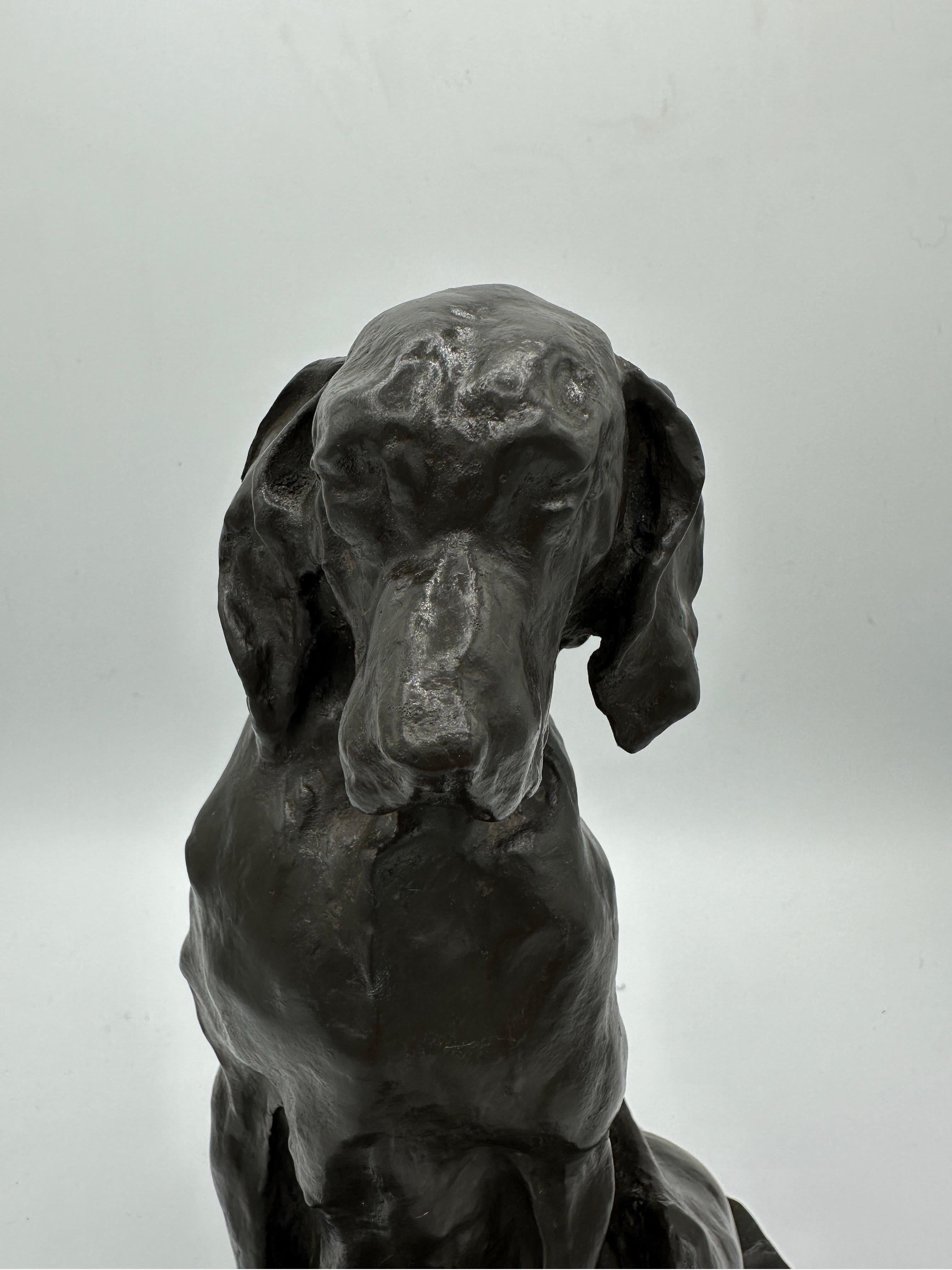 Figurine animalière en bronze de la fin du XIXe siècle représentant un chien courant assis en vente 2