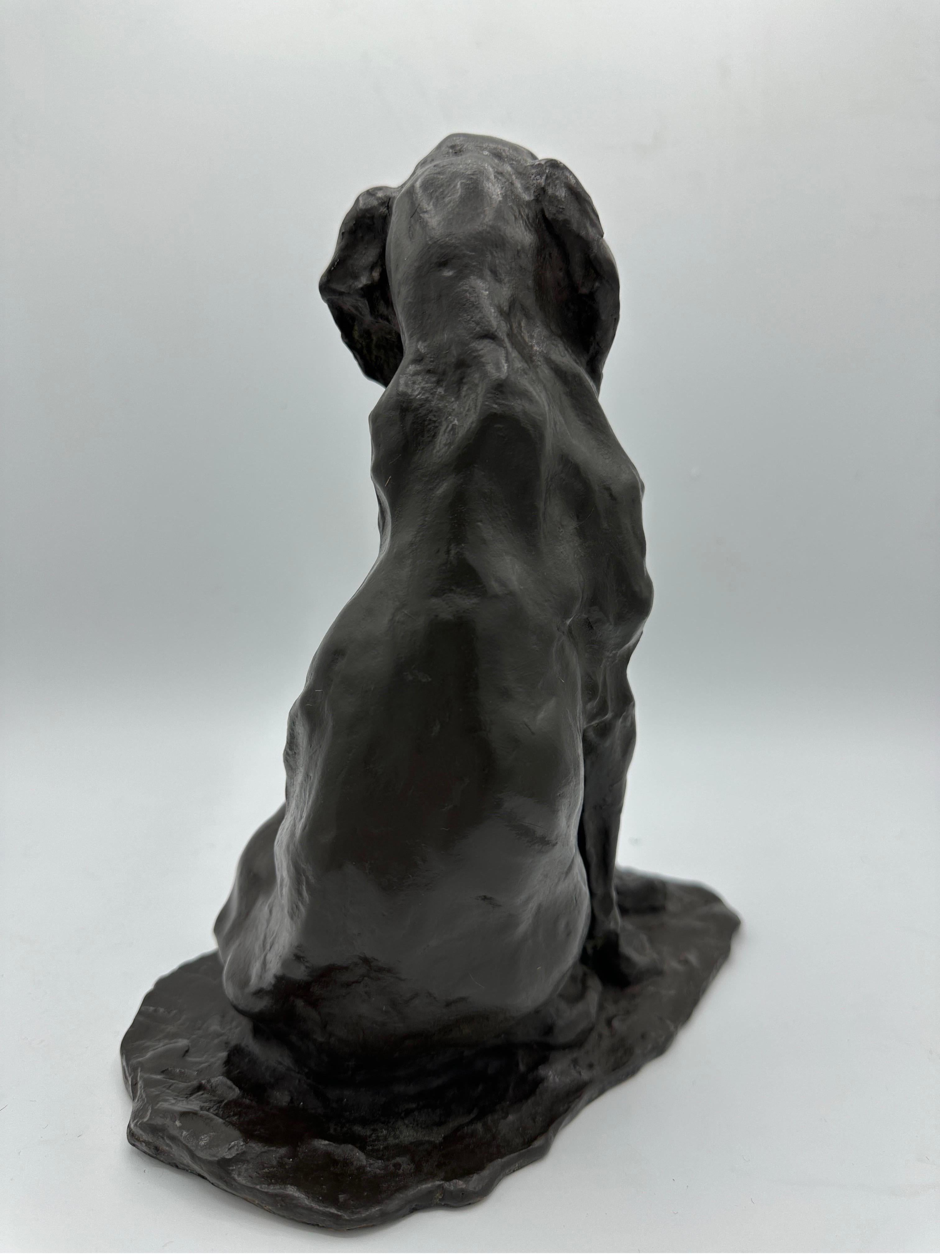 Figurine animalière en bronze de la fin du XIXe siècle représentant un chien courant assis en vente 1