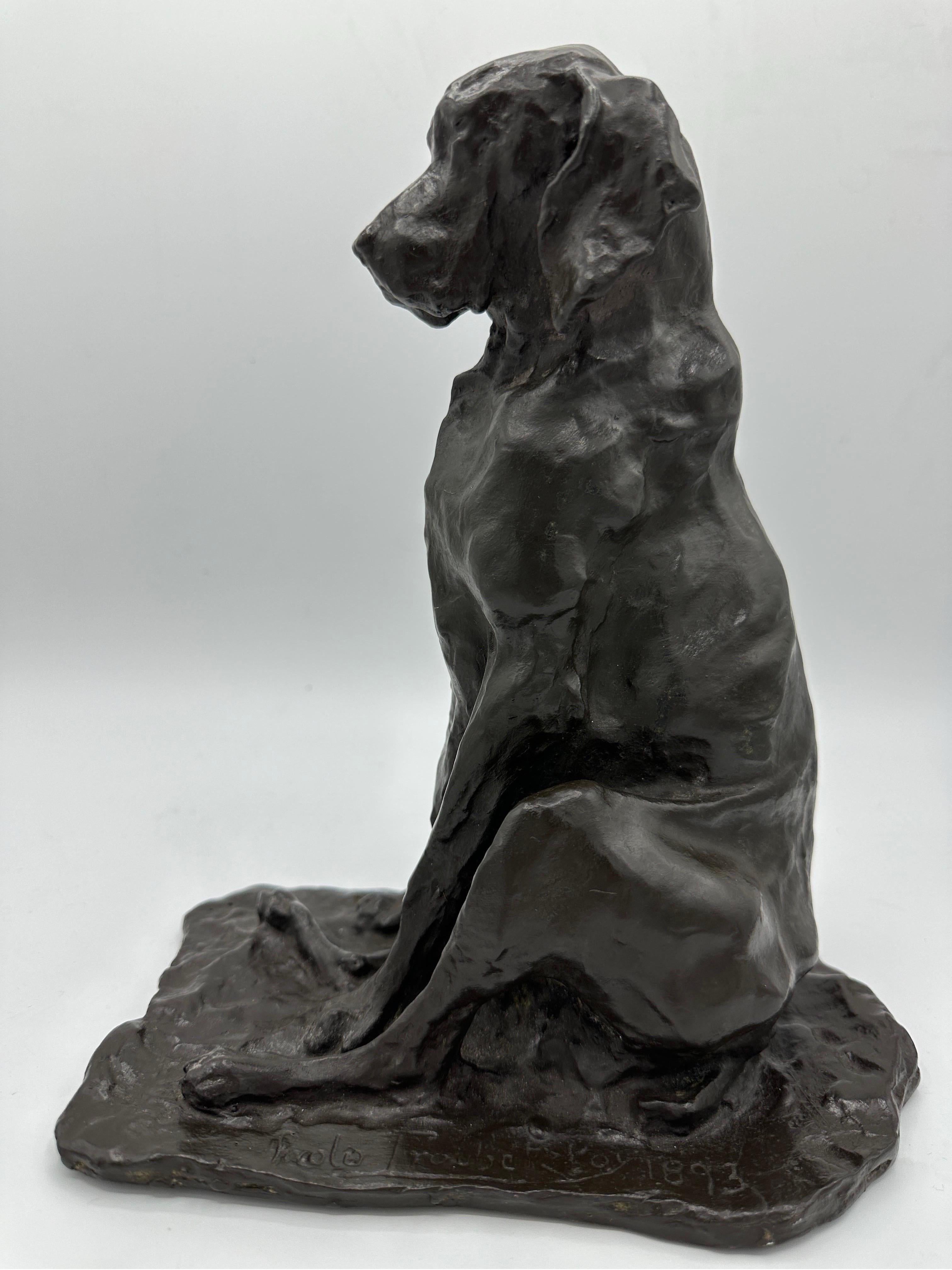 Figurative Sculpture Prince Paul Troubetzkoy - Figurine animalière en bronze de la fin du XIXe siècle représentant un chien courant assis