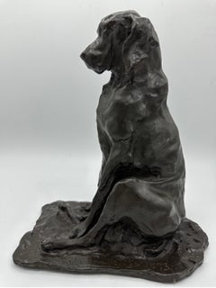 Figurine animalière en bronze de la fin du XIXe siècle représentant un chien courant assis