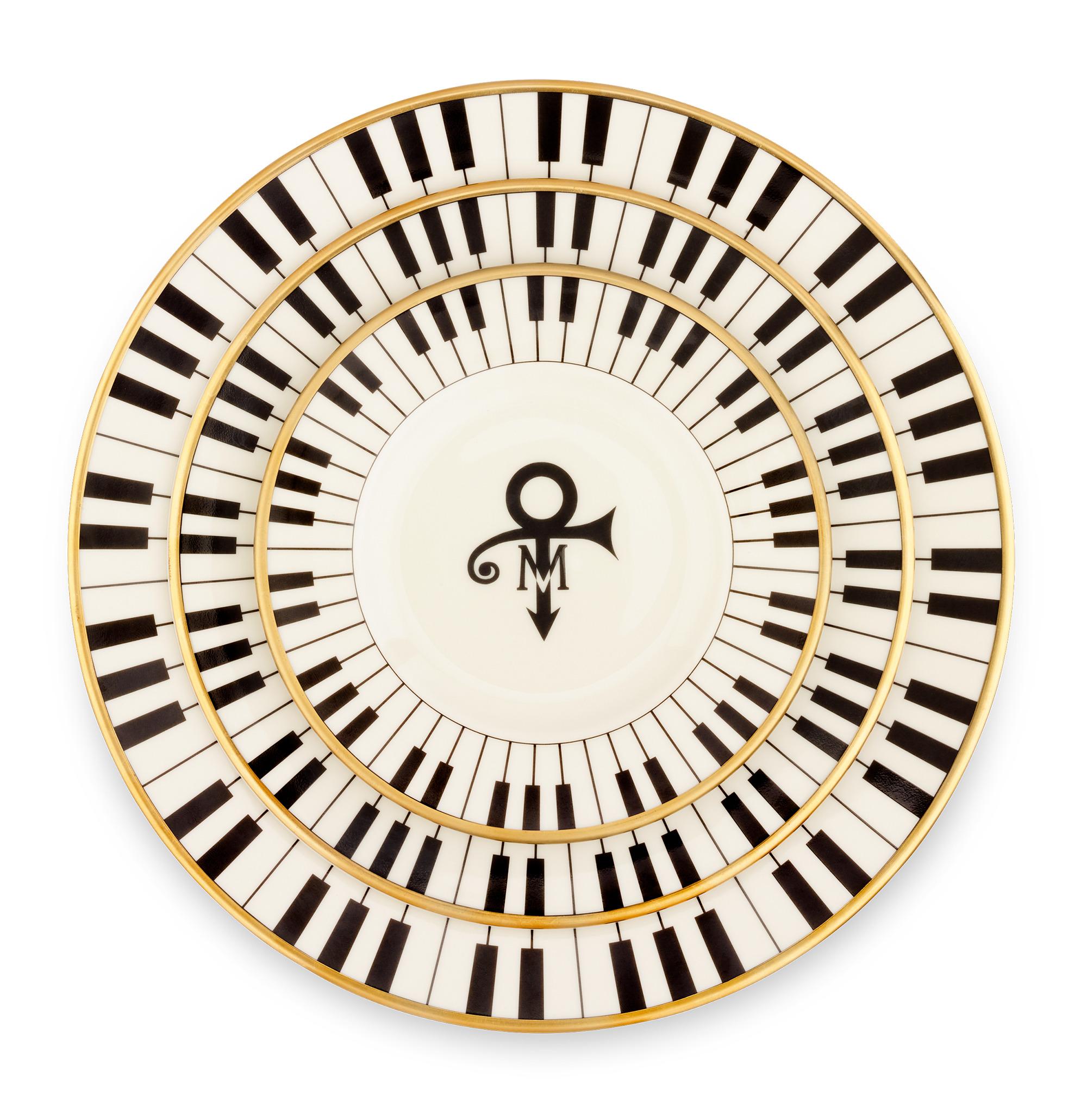 Service de porcelaine de mariage personnalisé de Prince
Lenox
Fabrication 1996

Créé pour l'une des figures les plus emblématiques de l'histoire de la musique, ce rare service de porcelaine Lenox a été conçu sur mesure par Prince pour son mariage en
