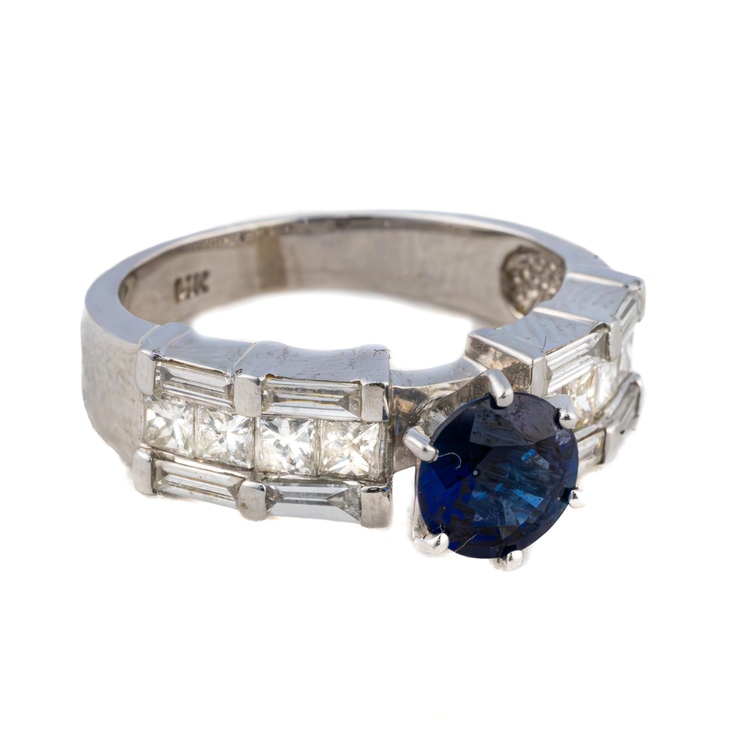 Bague à diamant et saphir de taille princesse et baguette

Description :
Un vibrant saphir de taille ronde trône au centre de cette audacieuse bague en or blanc 14 carats, encadré par des rangées d'étincelants diamants de taille princesse et