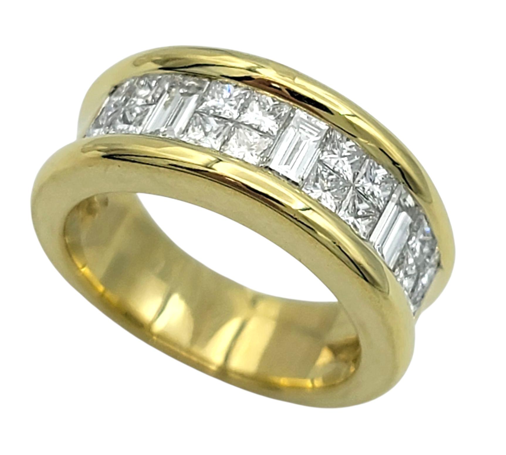Taille de l'anneau : 4.5

Cette élégante bague en or jaune 18 carats présente un arrangement sophistiqué de diamants de taille princesse et baguette. La rangée centrale met en valeur des diamants de taille baguette dans un élégant serti en canal,