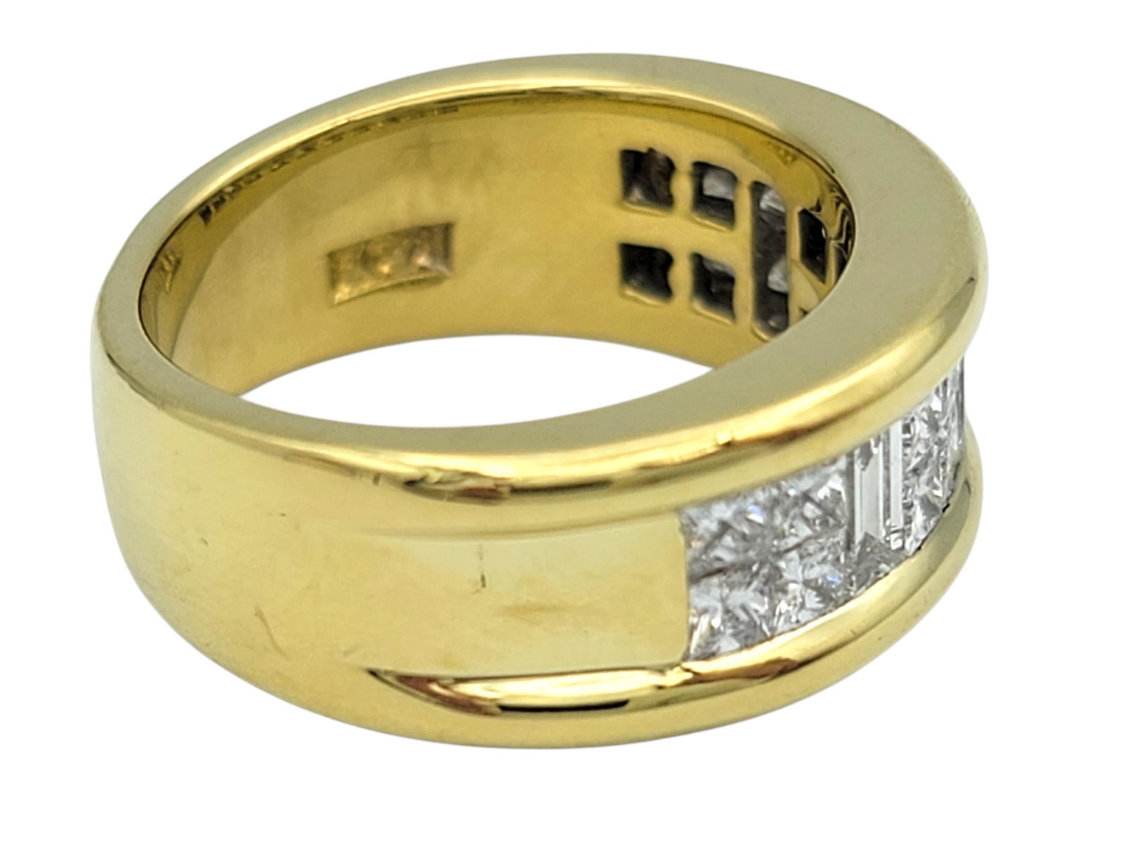 Bague semi-éternelle en or jaune 18 carats avec diamants princesses et baguettes Bon état - En vente à Scottsdale, AZ