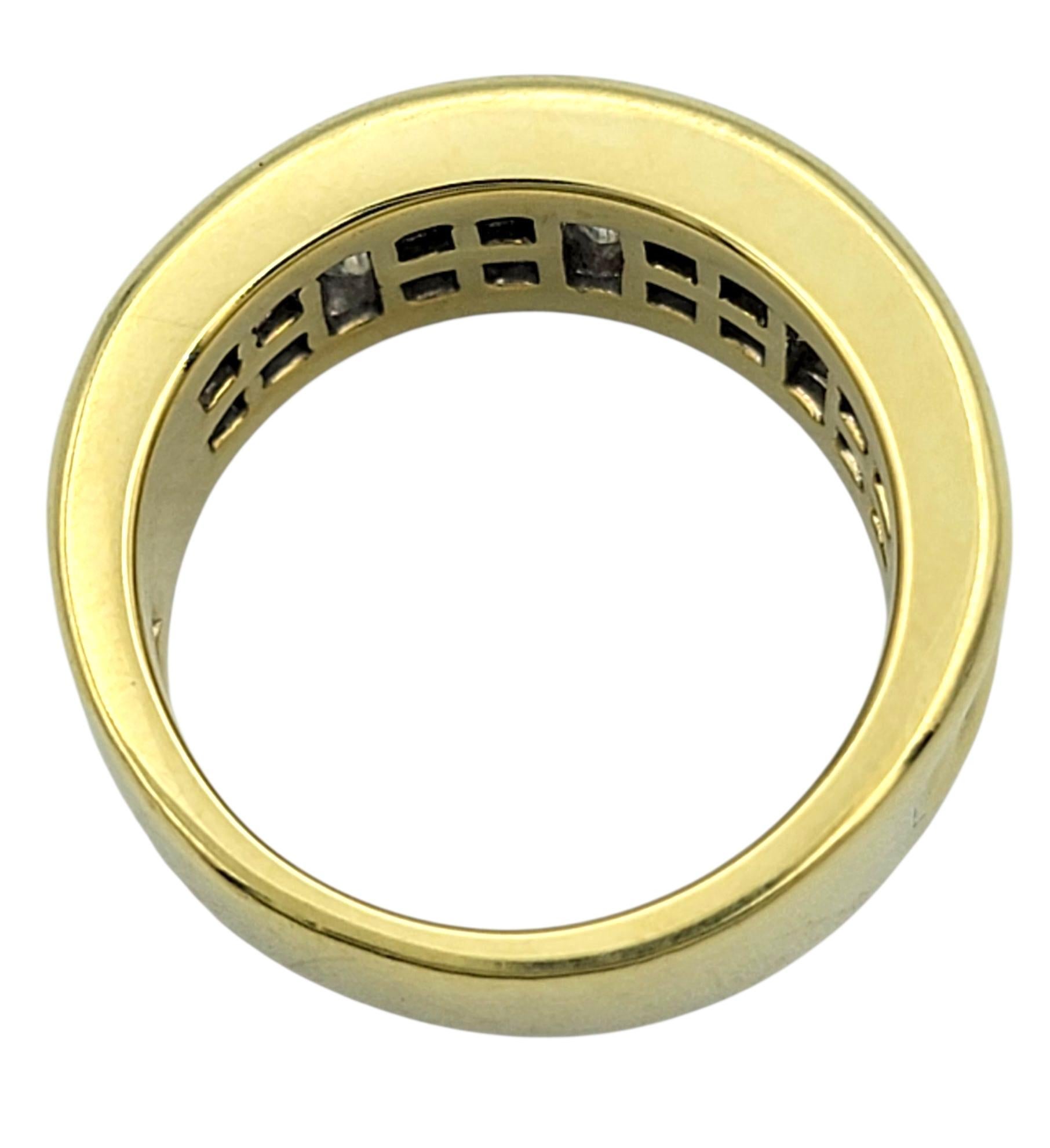 Bague semi-éternelle en or jaune 18 carats avec diamants princesses et baguettes Pour femmes en vente