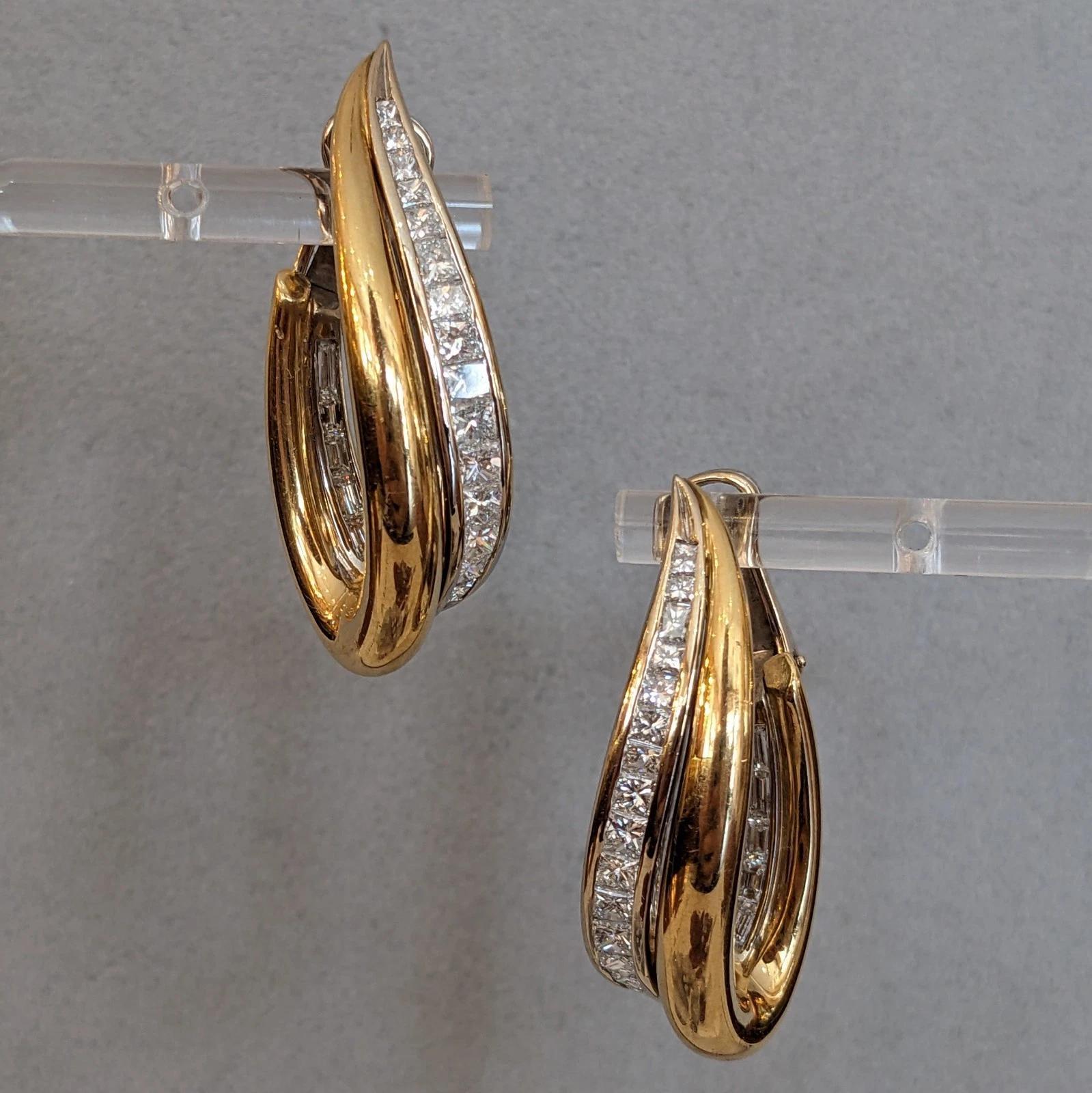 Orecchini a cerchio con diamanti Princess e Baguette in oro bianco/giallo 18 carati 

Gli orecchini a cerchio con diamanti sono caratterizzati da diamanti taglio Princess incastonati nella parte anteriore dell'orecchino e da diamanti taglio Baguette