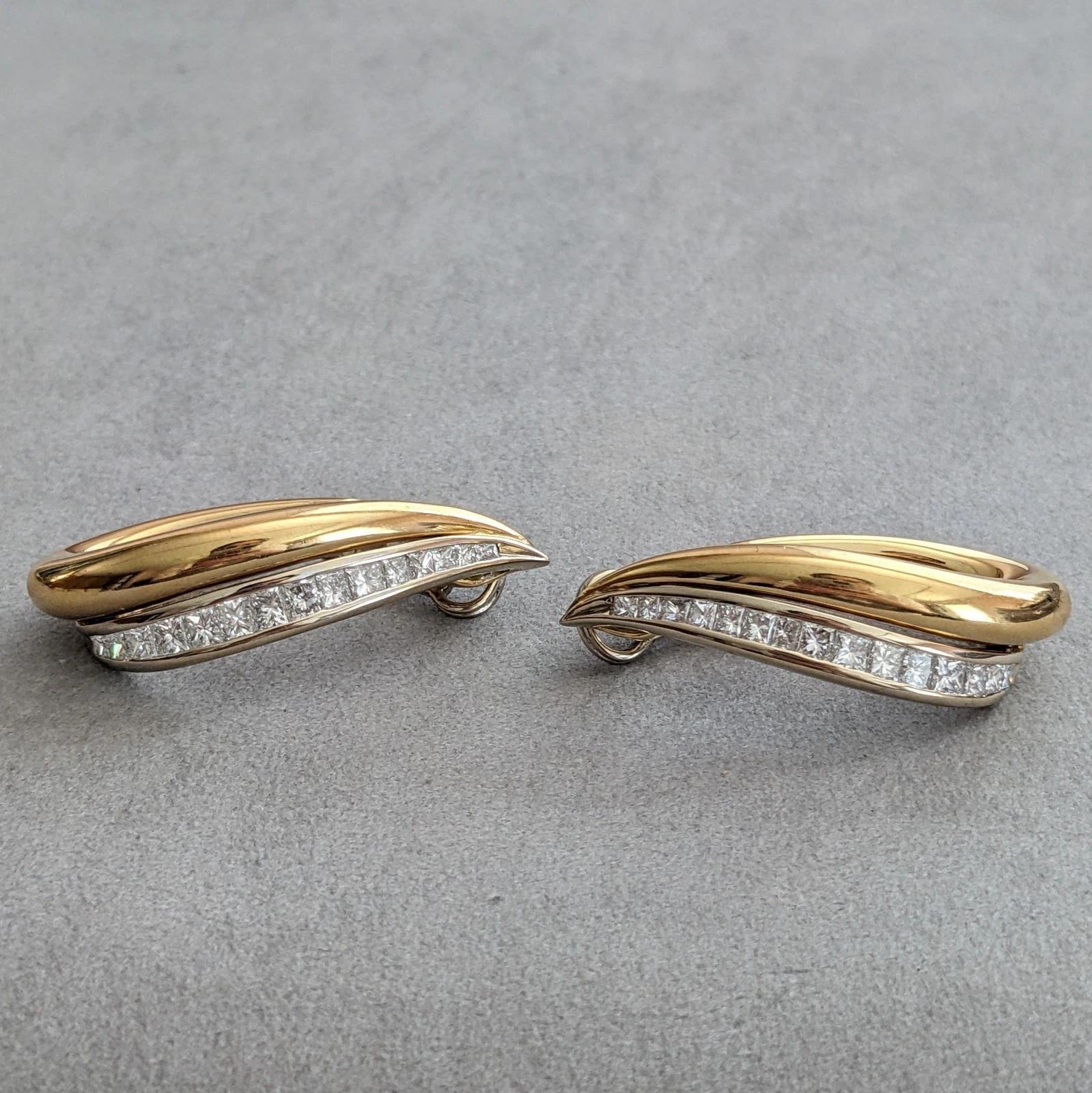 Donna Orecchini a cerchio con diamanti Princess e Baguette in oro bianco e giallo 18 ct. in vendita