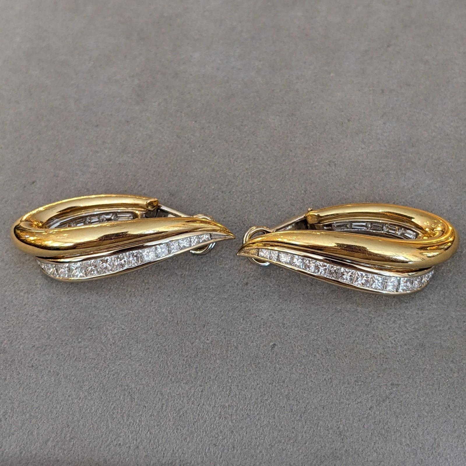 Orecchini a cerchio con diamanti Princess e Baguette in oro bianco e giallo 18 ct. in vendita 1