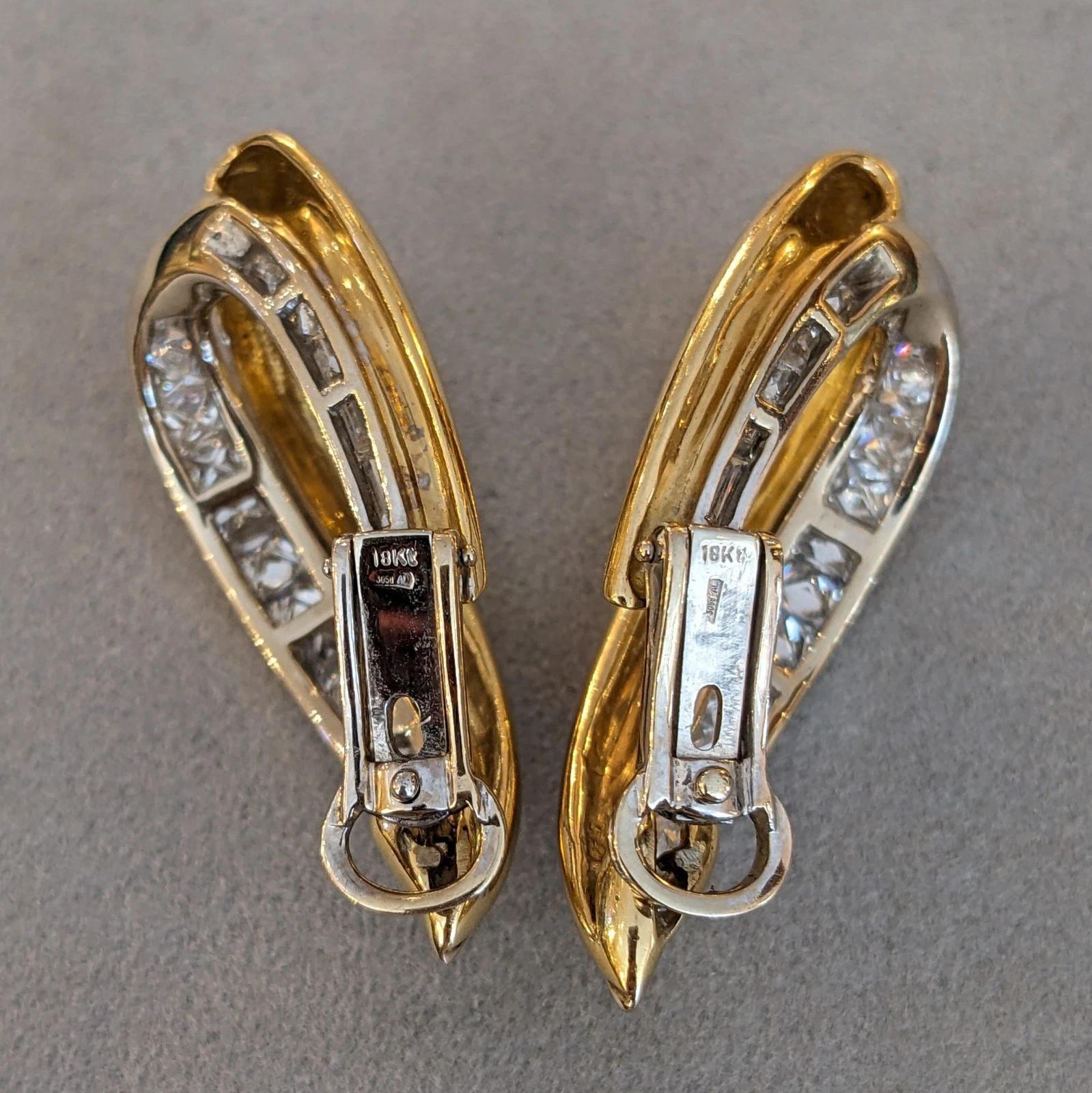 Orecchini a cerchio con diamanti Princess e Baguette in oro bianco e giallo 18 ct. in vendita 3