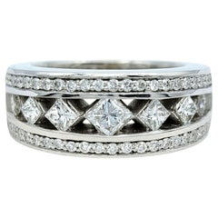 Anillo de oro blanco de 14 quilates con banda de varias filas de diamantes talla princesa y redonda