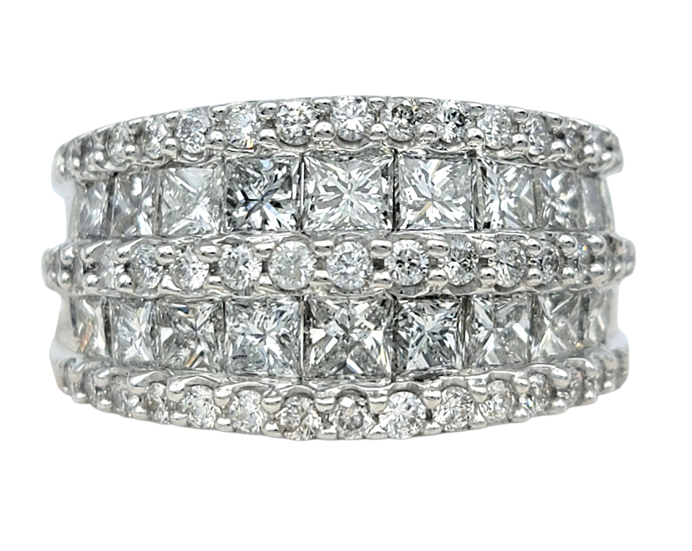 Misura dell'anello: 7

Questo splendido anello a fascia in stile eternity è una brillante dimostrazione di simmetria geometrica e raffinato scintillio. Incastonati in oro bianco lucido da 14 carati, le file alternate di diamanti con taglio princess