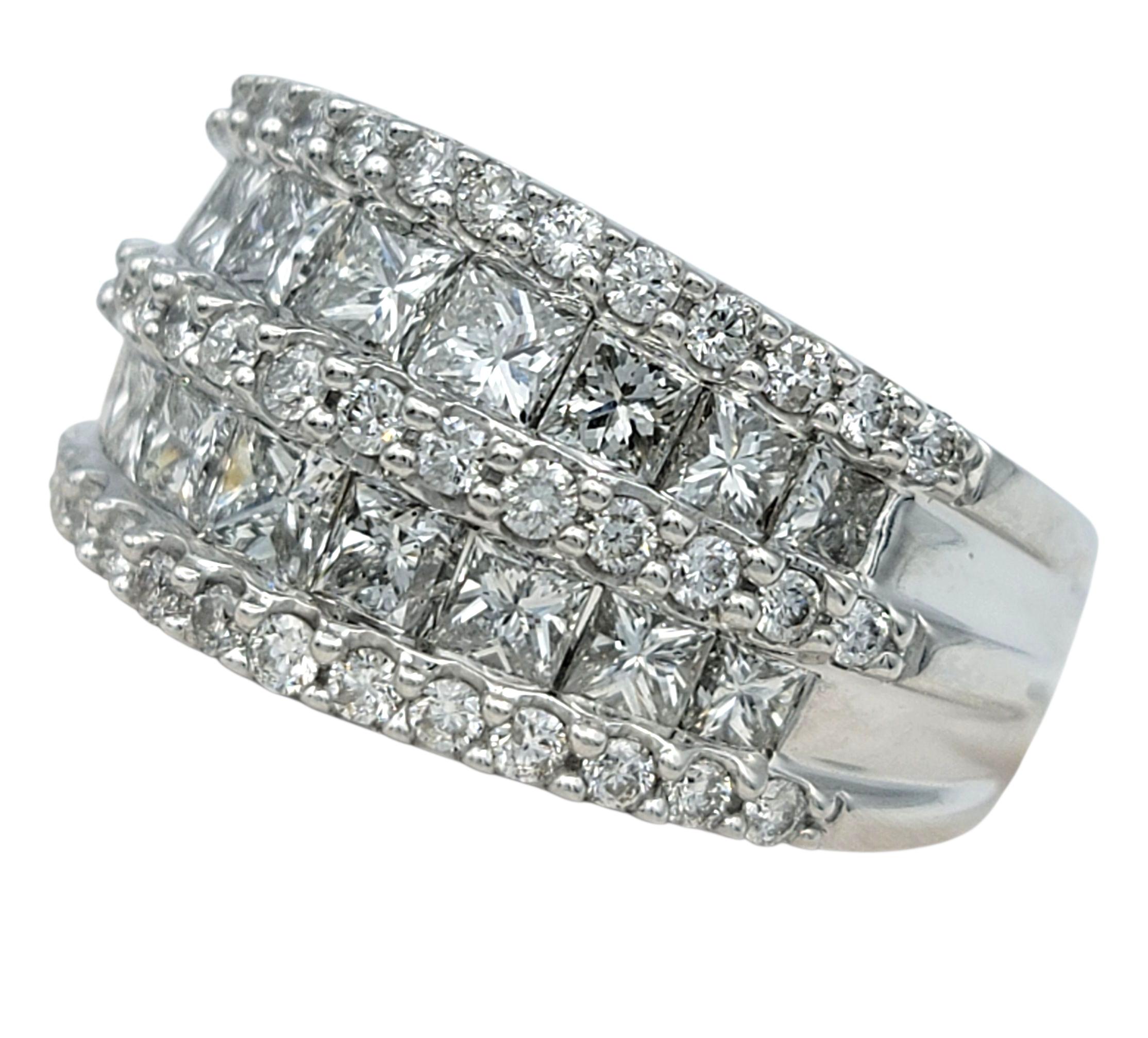 Taglio princess Anello a fascia larga a cinque file di diamanti con taglio Princess e rotondo in oro bianco 14 carati in vendita