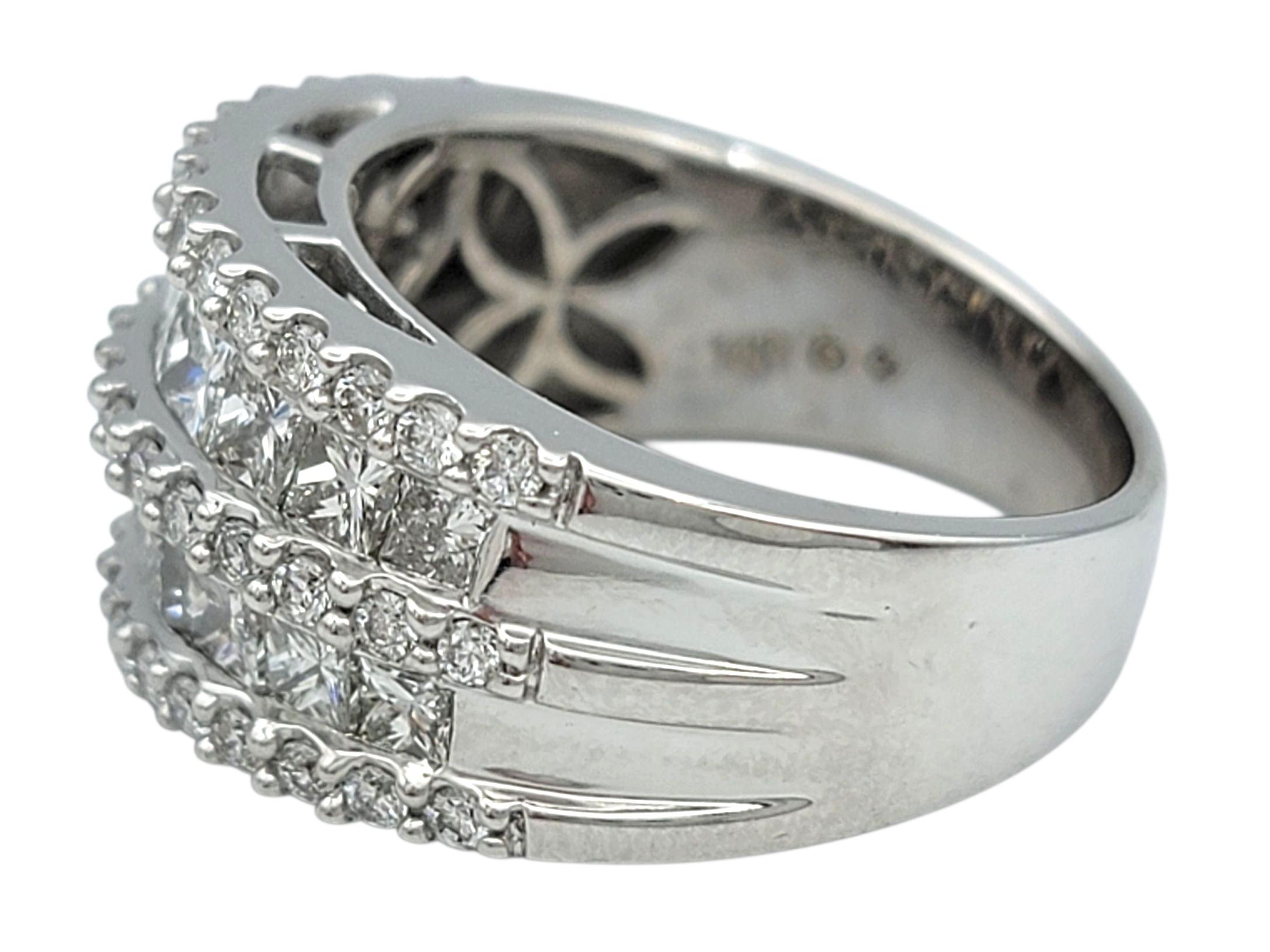 Anello a fascia larga a cinque file di diamanti con taglio Princess e rotondo in oro bianco 14 carati In condizioni buone in vendita a Scottsdale, AZ