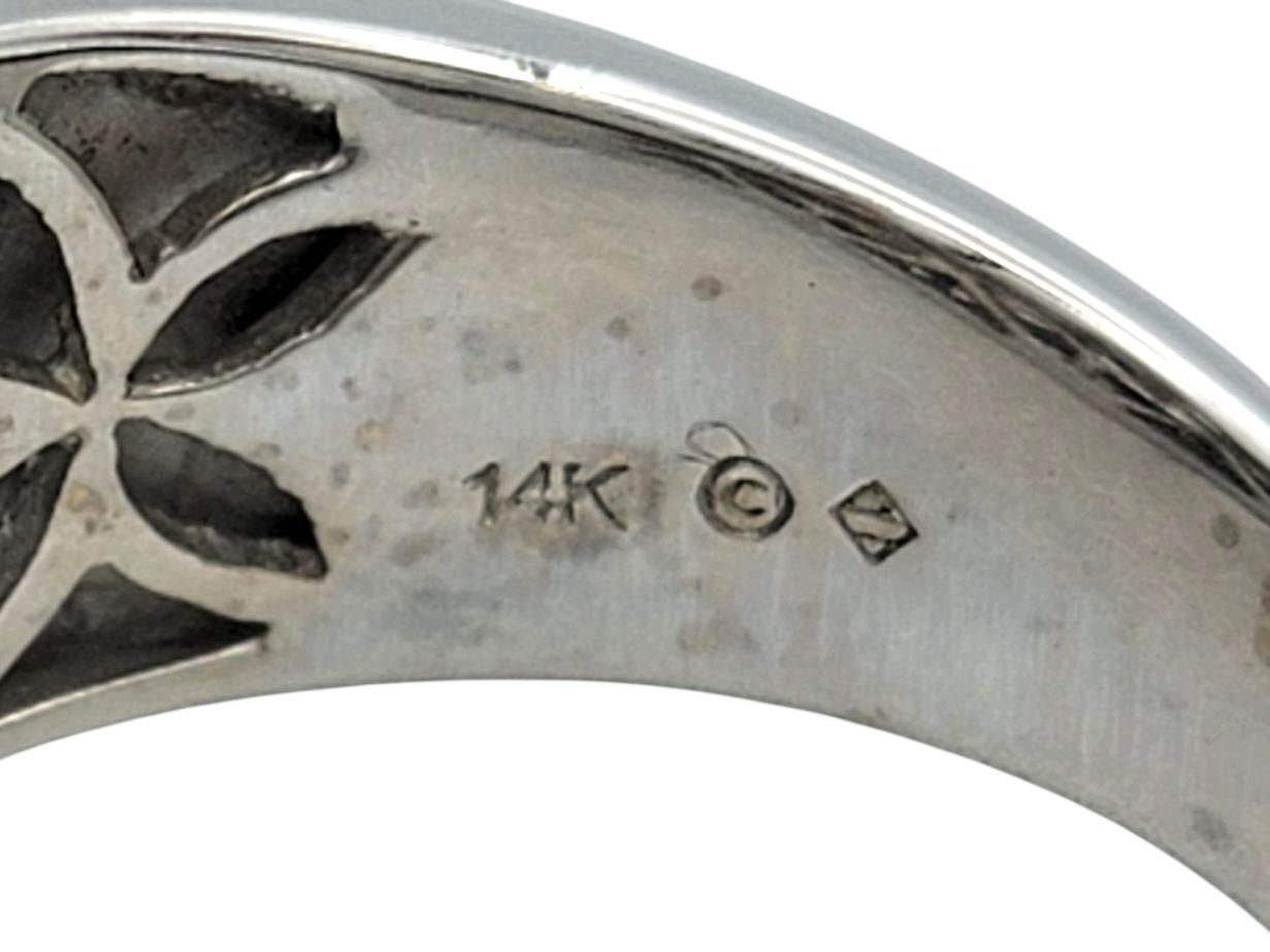 Anello a fascia larga a cinque file di diamanti con taglio Princess e rotondo in oro bianco 14 carati in vendita 1