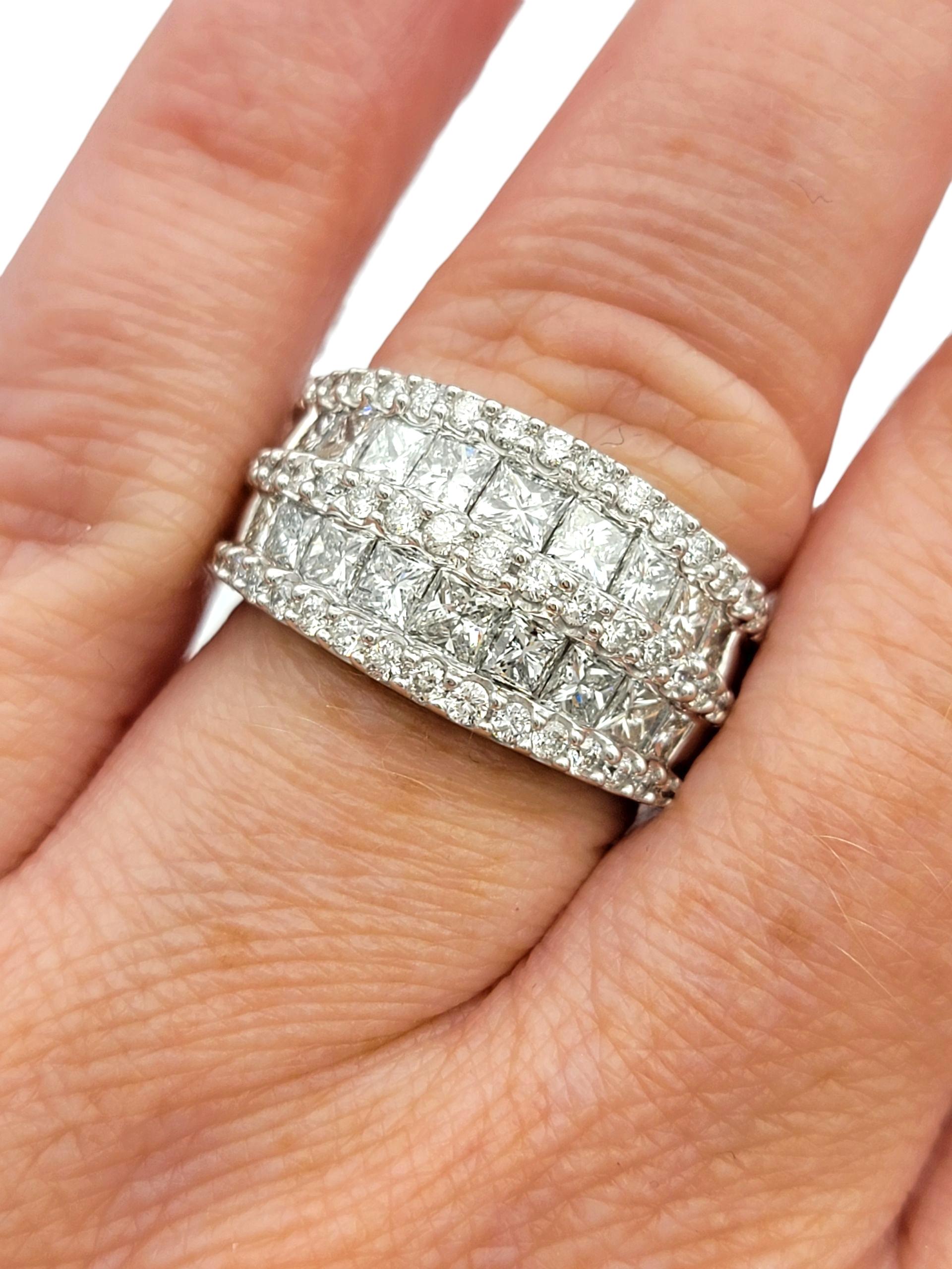 Anello a fascia larga a cinque file di diamanti con taglio Princess e rotondo in oro bianco 14 carati in vendita 3