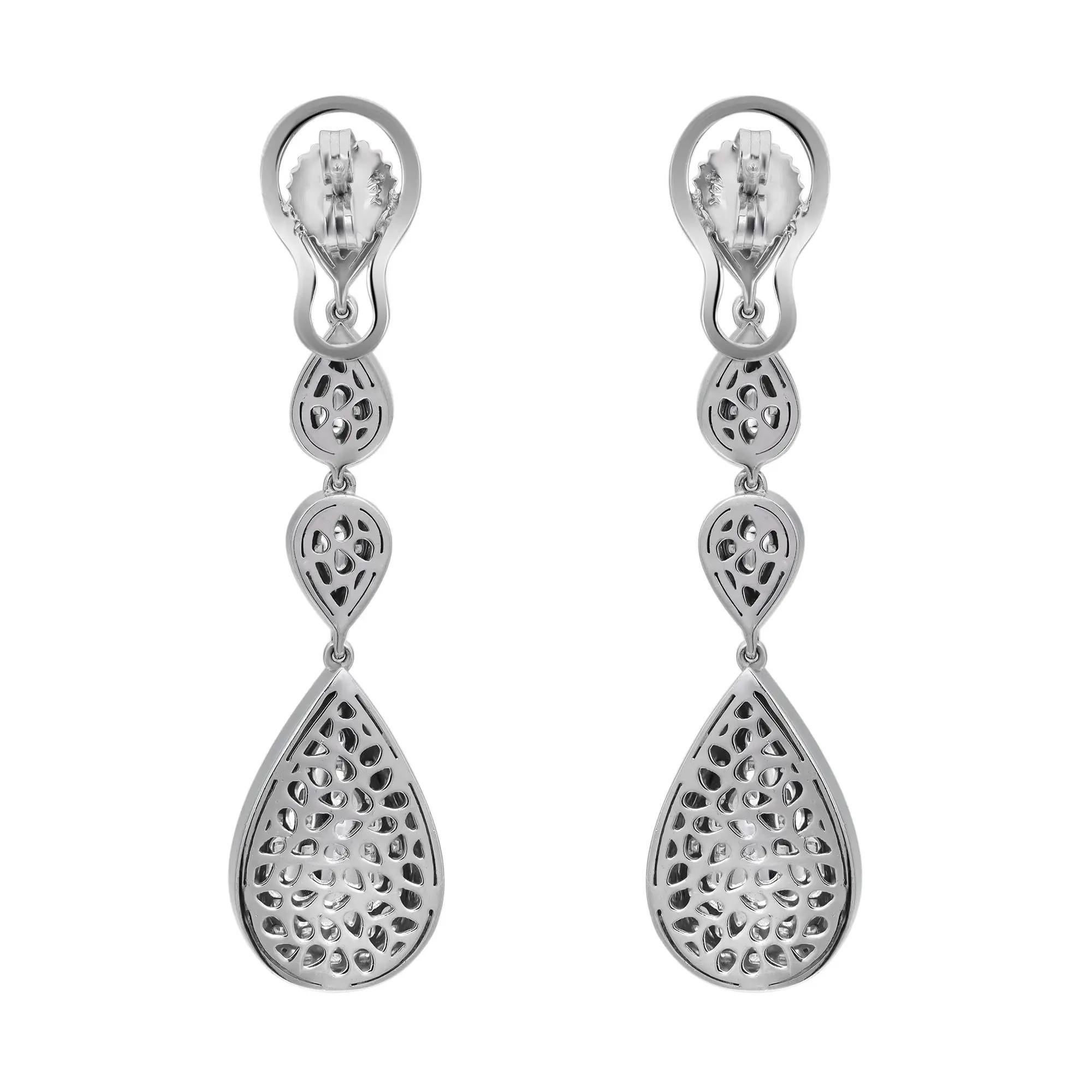 Ces exceptionnelles longues boucles d'oreilles tombantes, montées en or blanc 14k lustré, apportent une touche supplémentaire d'élégance et de sophistication à tout ensemble. Elles présentent des diamants de taille princesse en serti-canal incrustés