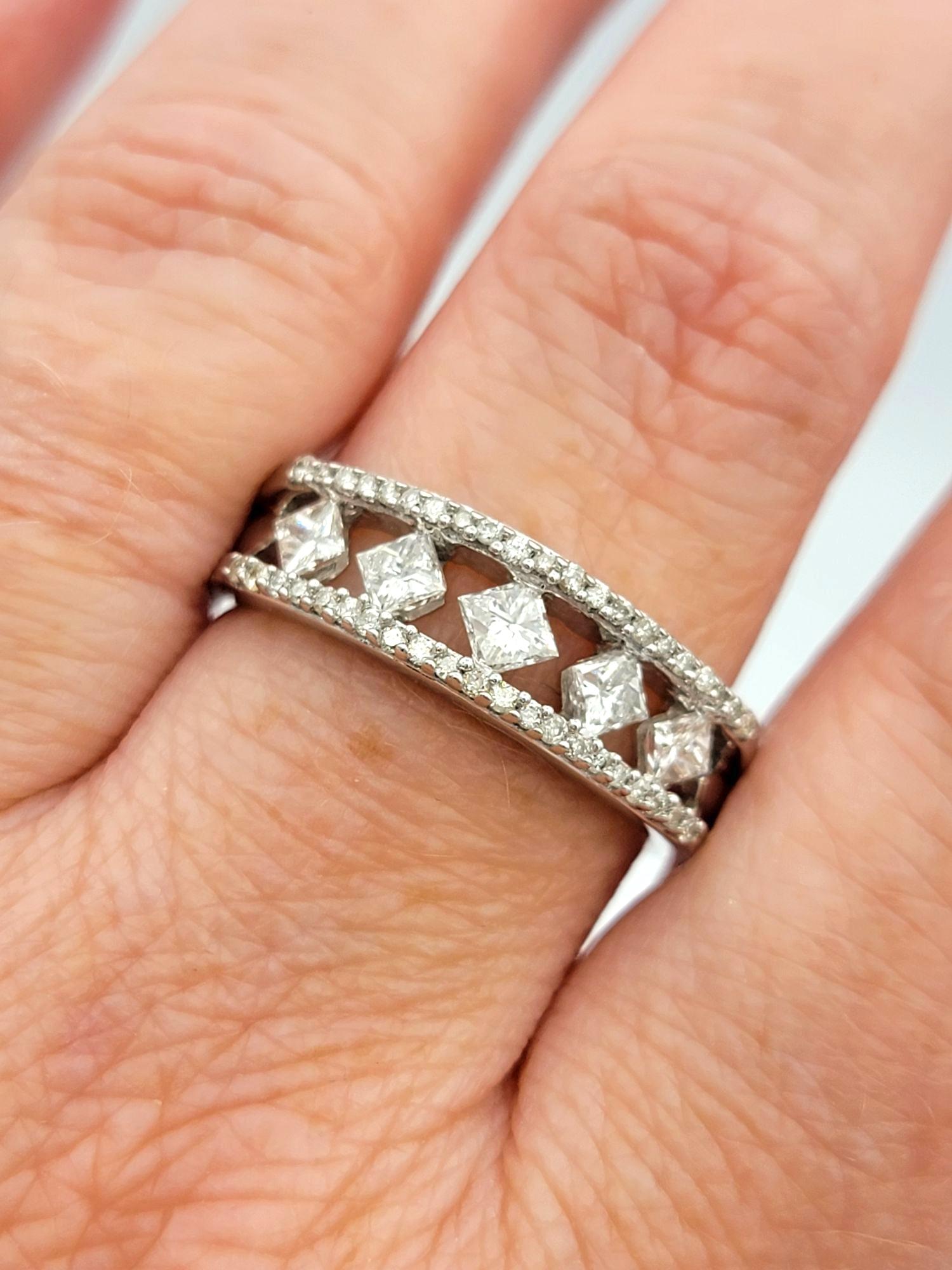 Bague à anneau en or 14 carats avec diamants princesse et ronds de taille semi-éternelle en vente 4