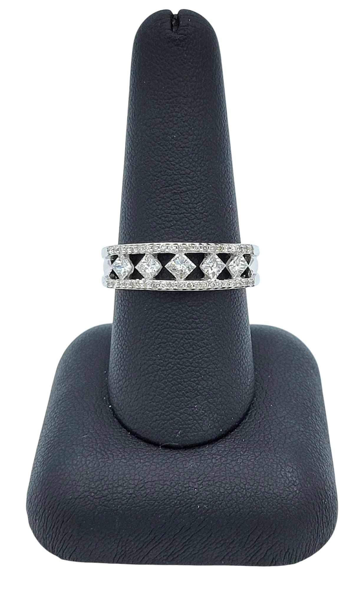 Bague à anneau en or 14 carats avec diamants princesse et ronds de taille semi-éternelle en vente 5