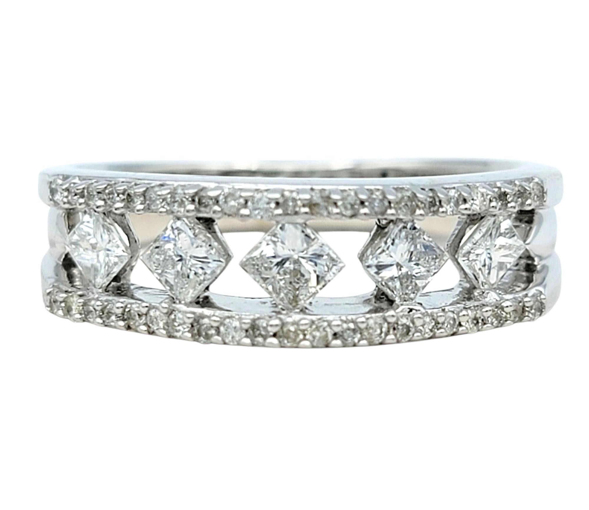 Taille de l'anneau : 9.25

Ce bracelet en diamant unique présente un arrangement géométrique de diamants de taille princesse et ronde sertis dans de l'or blanc 14 carats étincelant. Le design ajouré entre les pierres donne au bracelet une sensation