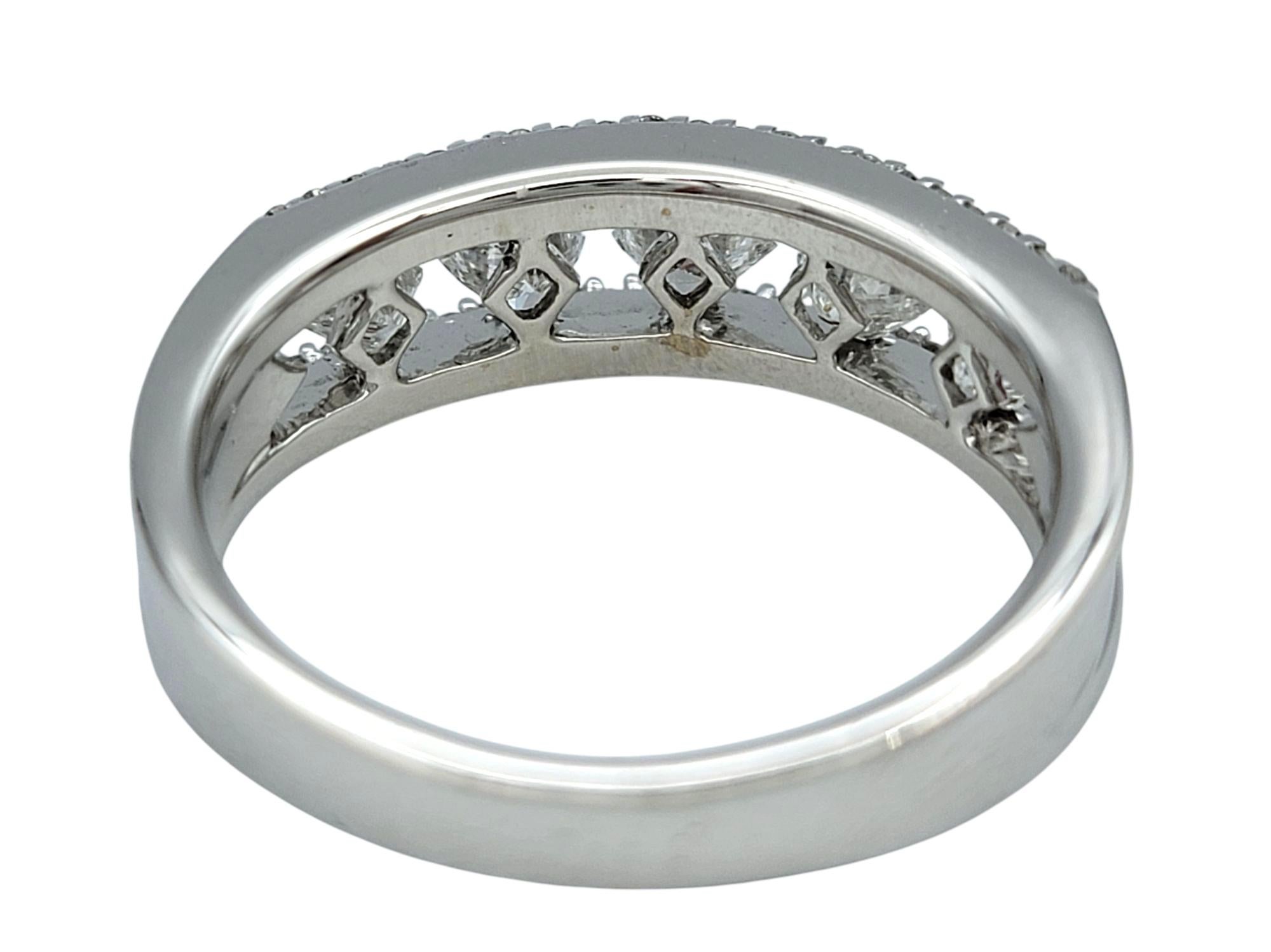 Bague à anneau en or 14 carats avec diamants princesse et ronds de taille semi-éternelle en vente 2