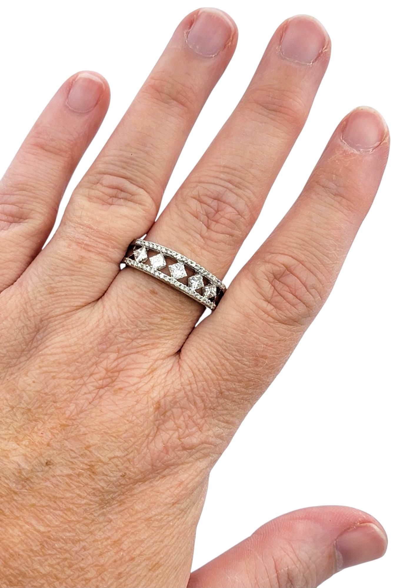 Bague à anneau en or 14 carats avec diamants princesse et ronds de taille semi-éternelle en vente 3