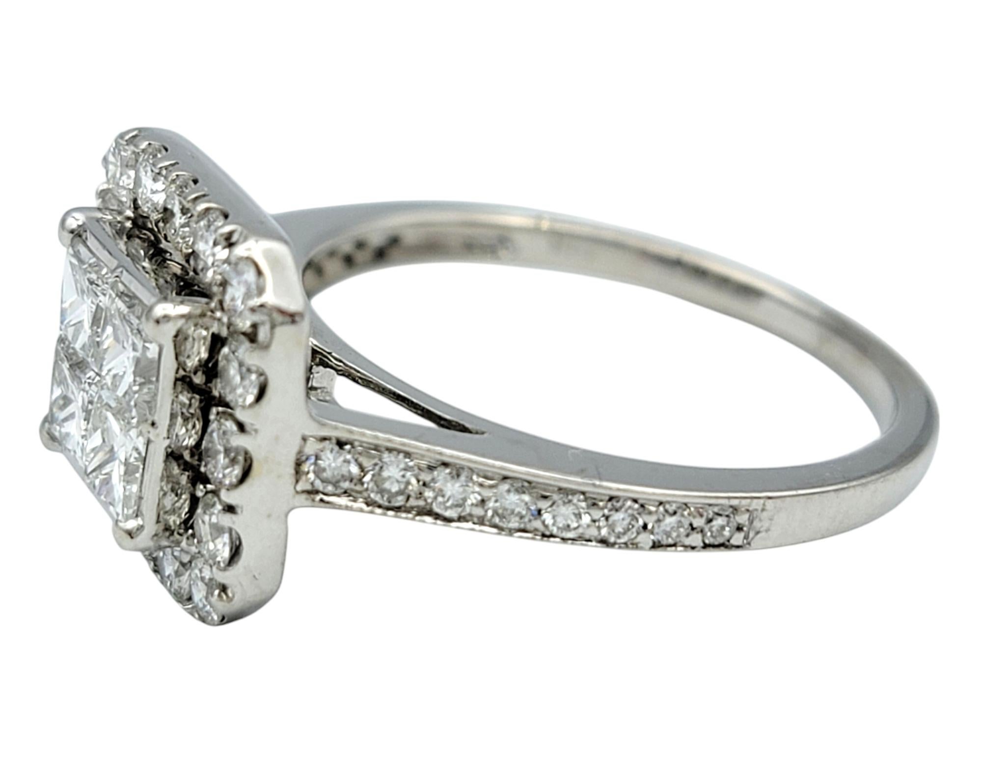 Taglio princess Anello con diamante quadrato taglio Princess e rotondo in oro bianco lucido 14 carati in vendita