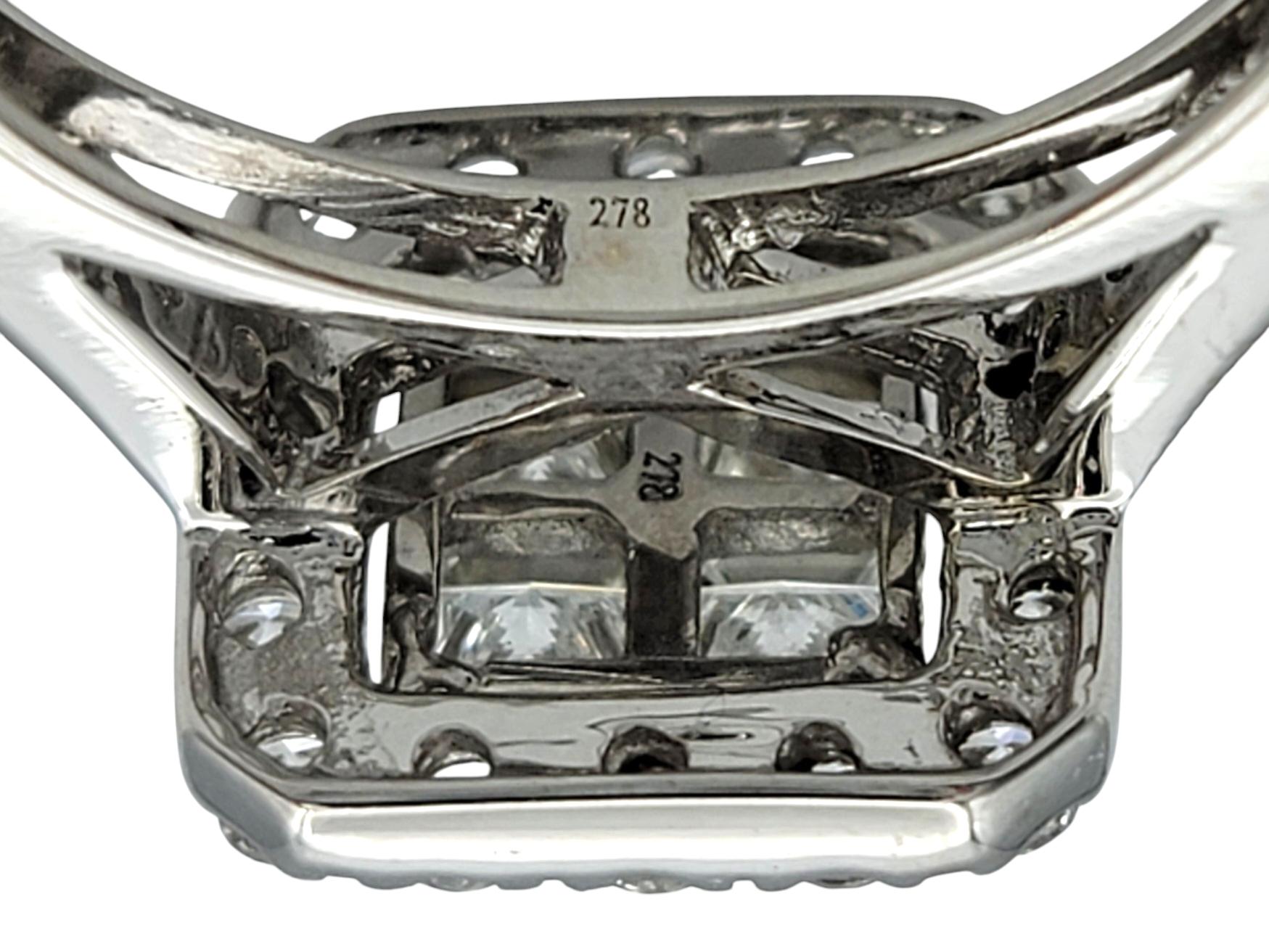 Anello con diamante quadrato taglio Princess e rotondo in oro bianco lucido 14 carati in vendita 2