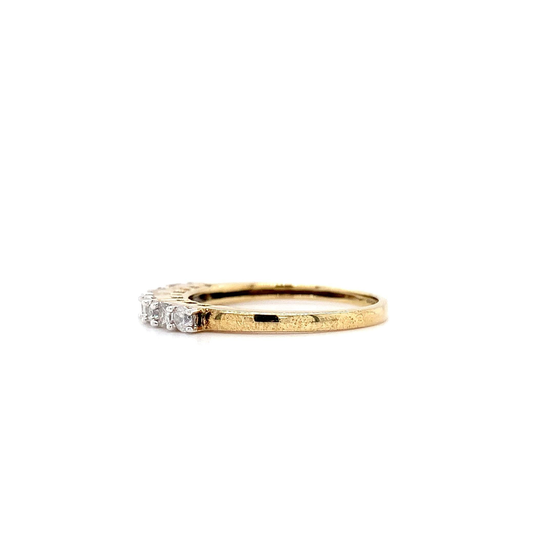 Women's Princess and round diamond eternity engagement ring yellow gold For Sale