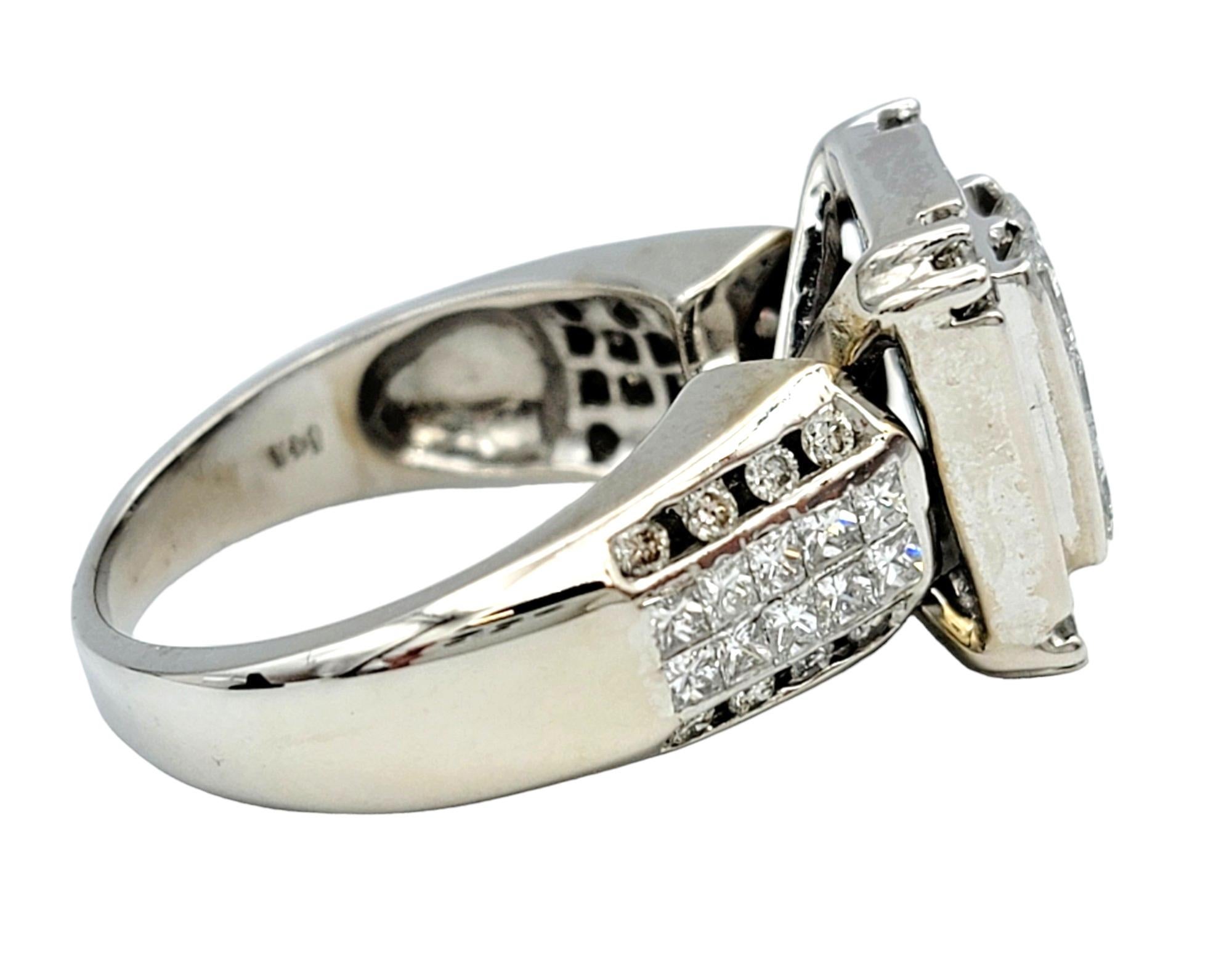 Quadratischer Prinzessin-, Baguette- und runder Diamant-Cluster-Ring aus 14 Karat Weißgold (Carréschliff) im Angebot