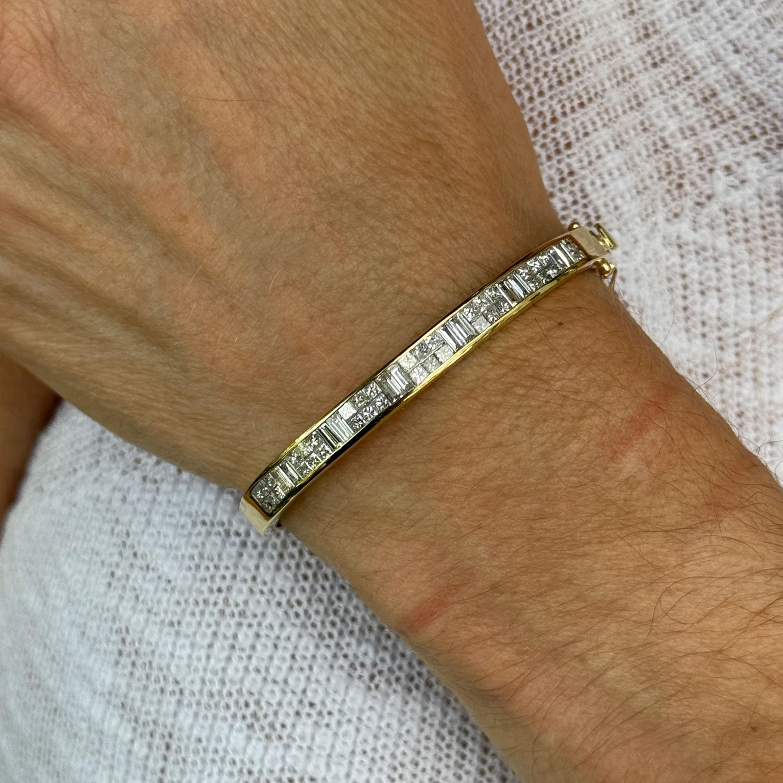 Cet élégant bracelet en or jaune 18 carats orné de diamants présente une sophistication intemporelle et une ligne continue d'étincelles. Le bracelet comporte 38 diamants de taille princesse totalisant environ 1,50 carat, associés à 12 diamants de