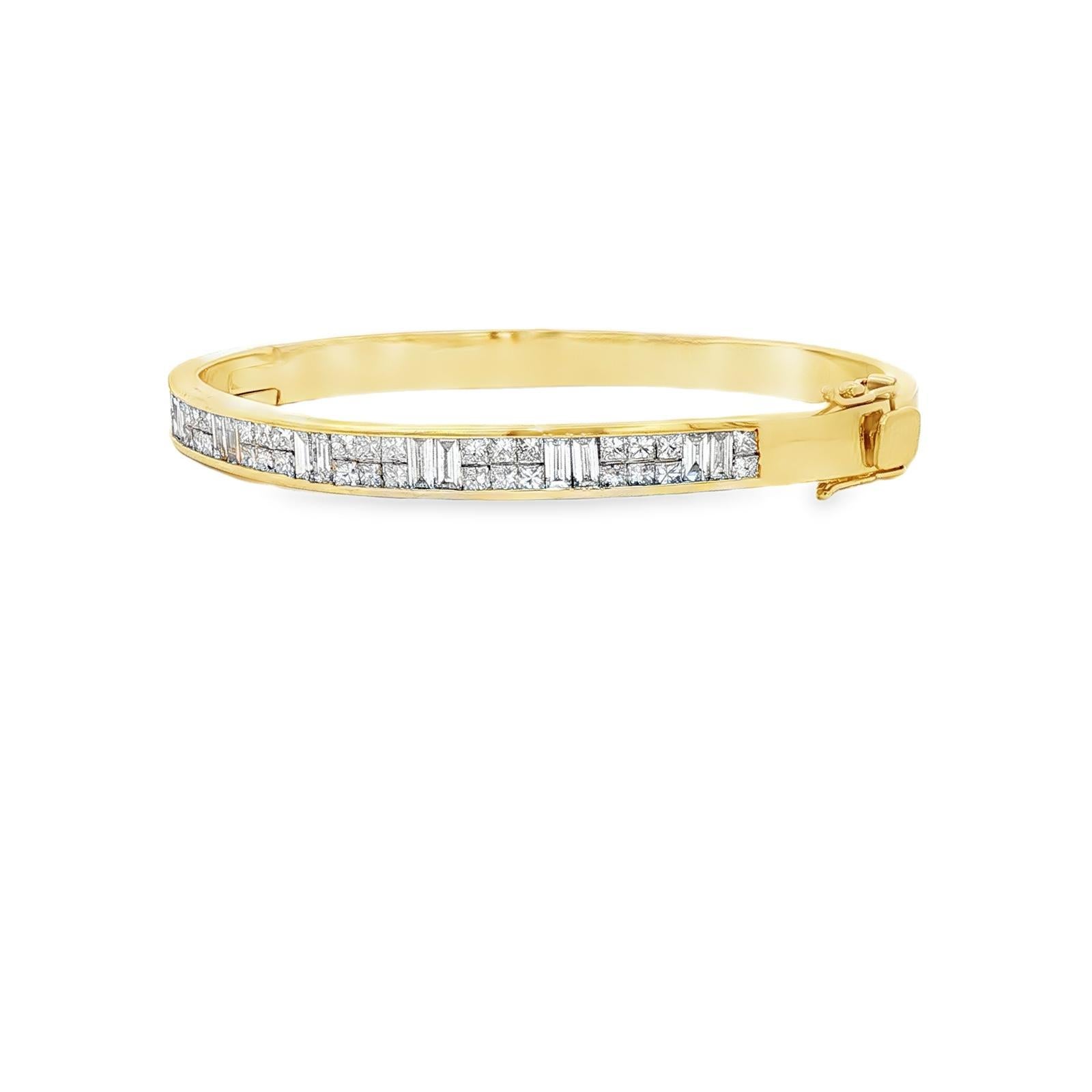 Contemporain Bracelet Vintage en or jaune à charnière et ovale avec diamants princesses et baguettes en vente