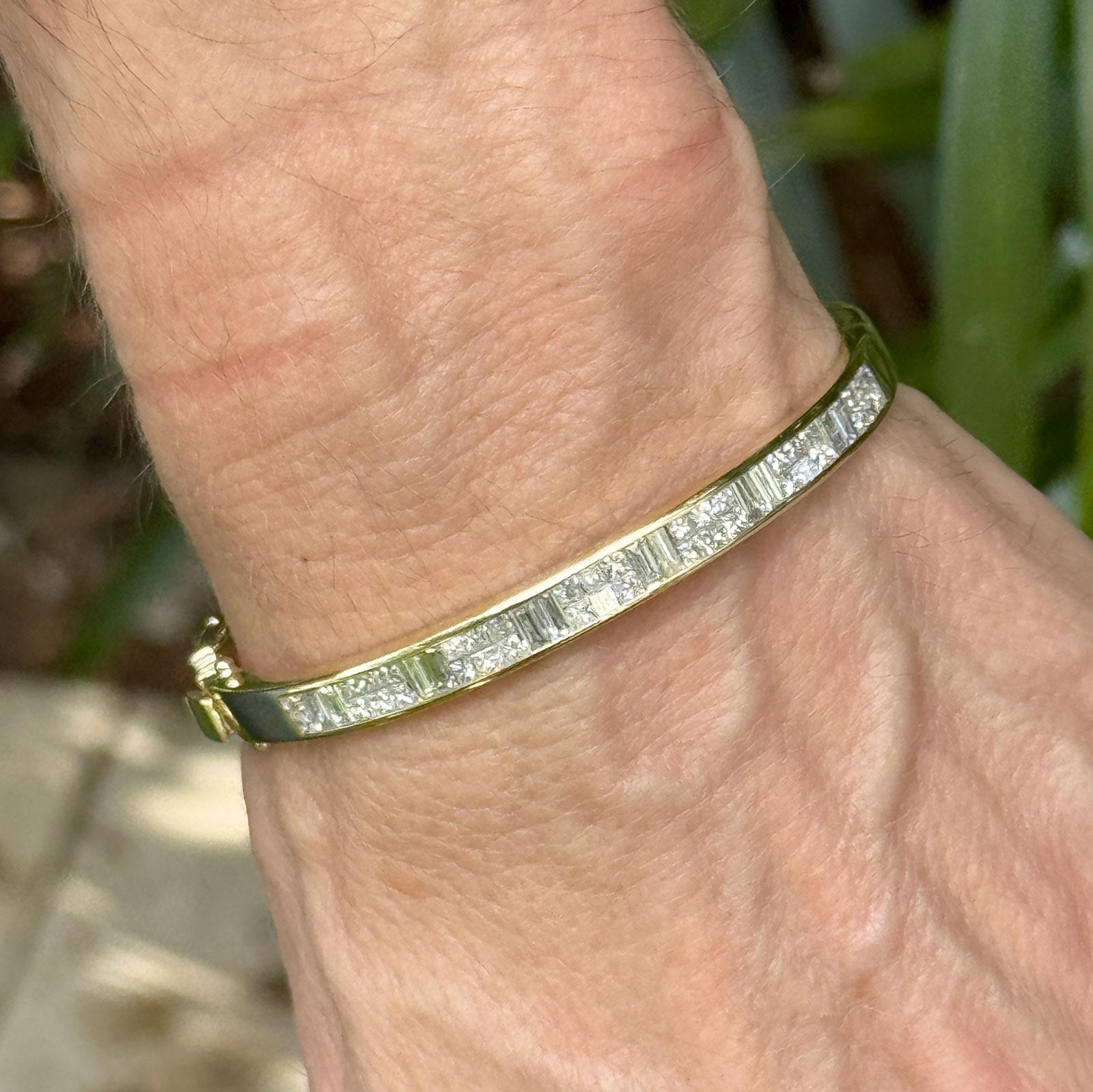 Taille baguette Bracelet Vintage en or jaune à charnière et ovale avec diamants princesses et baguettes en vente