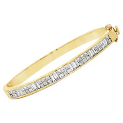 Pulsera brazalete vintage ovalada con bisagra de oro amarillo con diamantes talla princesa y baguette