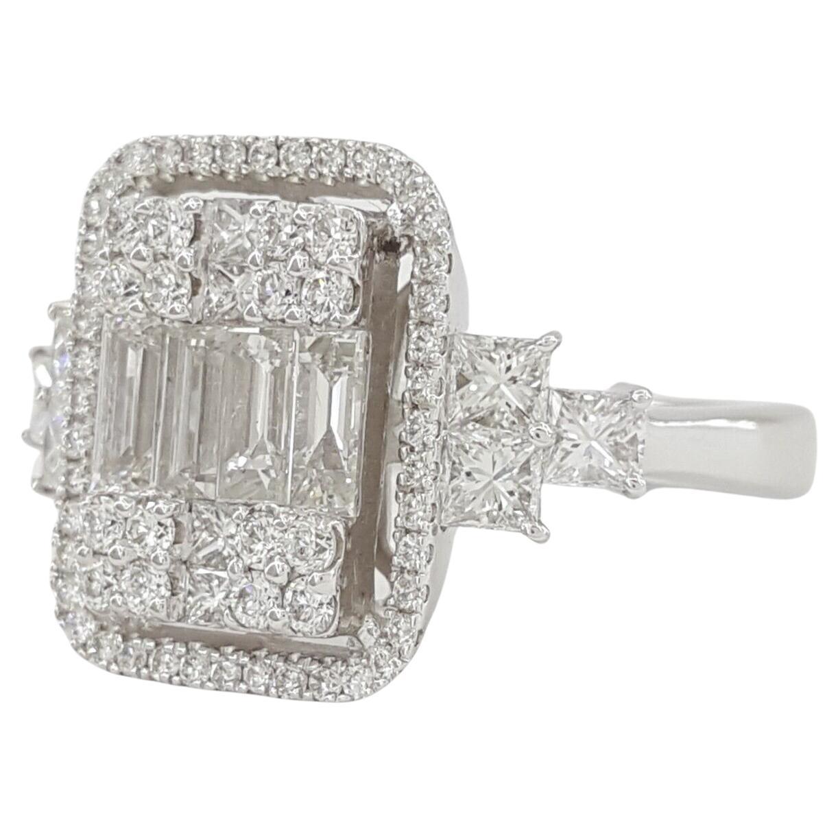 Moderne Bague de fiançailles princesse en or blanc 18 carats avec diamants taille baguette et ronde en vente